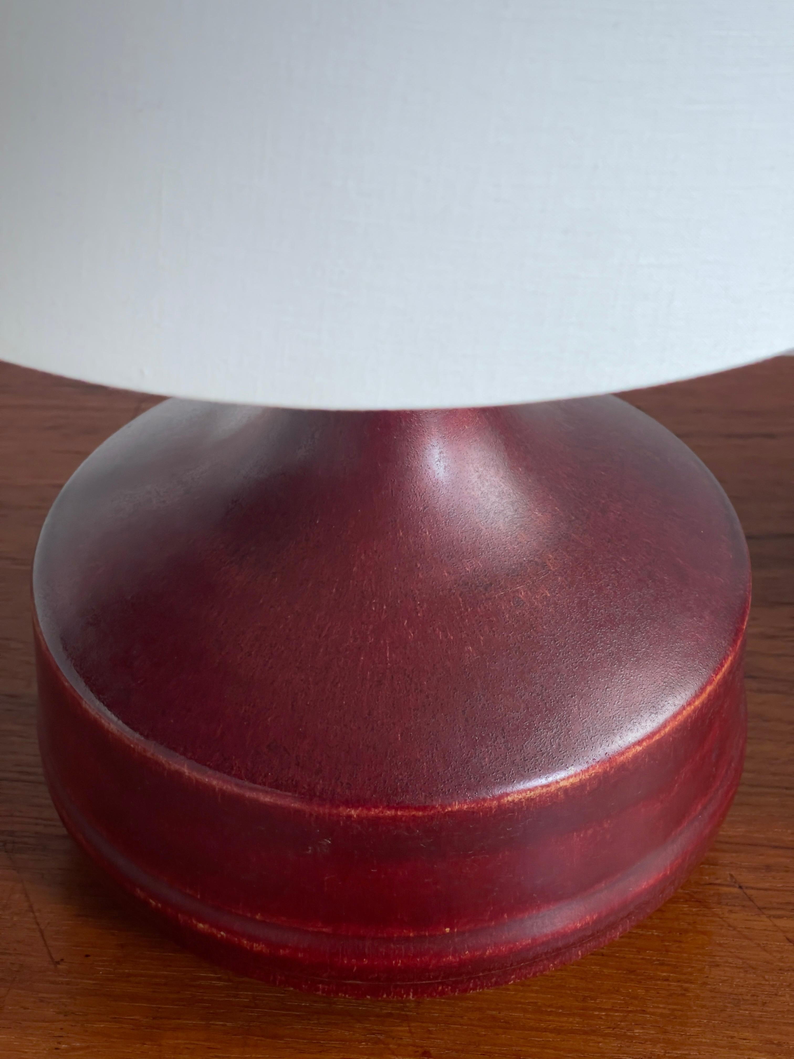 Fait main Lampe de table en céramique danoise du milieu du 20e siècle avec une riche glaçure sang-de-bœuf. en vente
