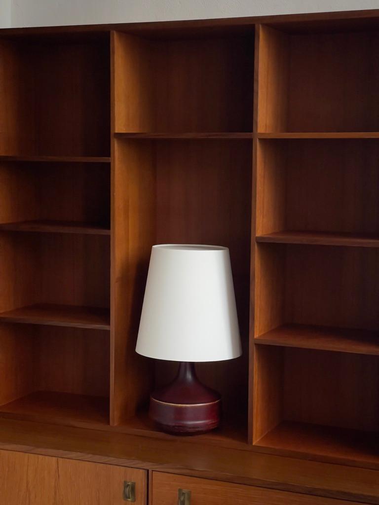 Céramique Lampe de table en céramique danoise du milieu du 20e siècle avec une riche glaçure sang-de-bœuf. en vente