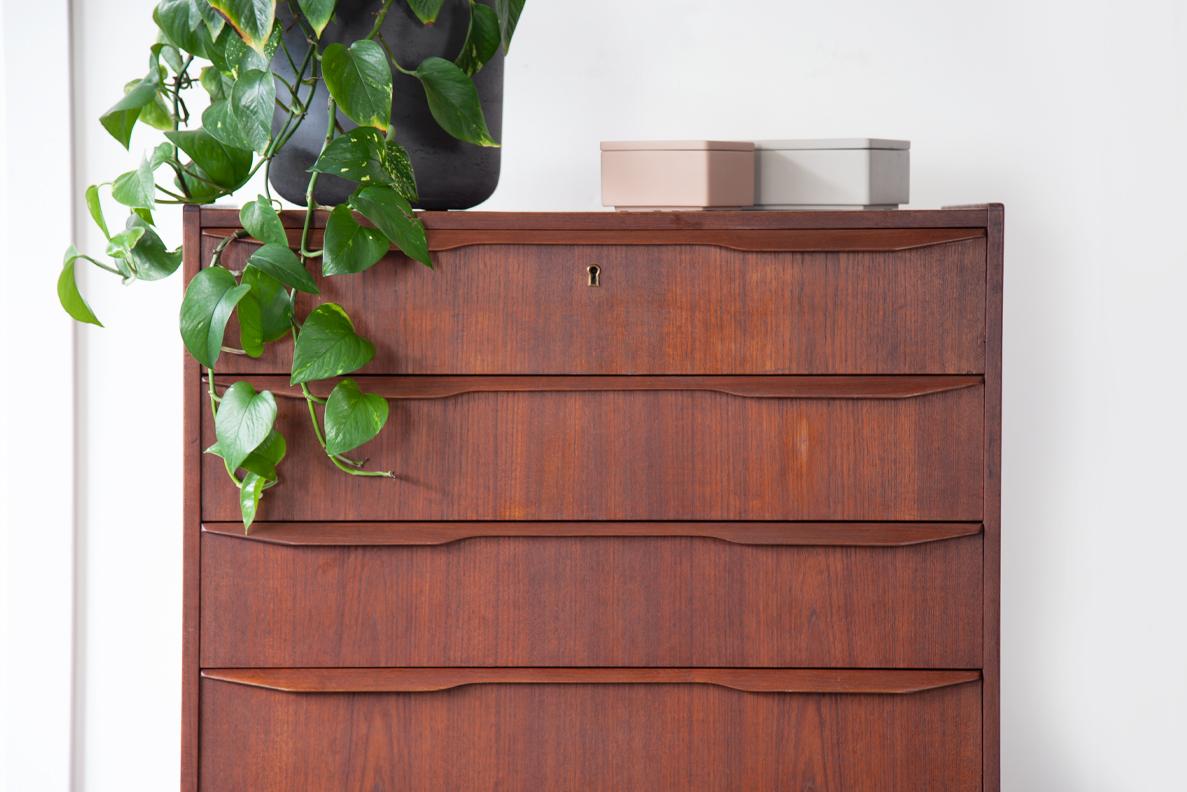 A Classic Danish chest of drawers in teak with elegant lipped handles. A great example of midcentury style, characterised by its immaculate craftsmanship and design.

Fully restored and in excellent condition, finished with Danish oil.