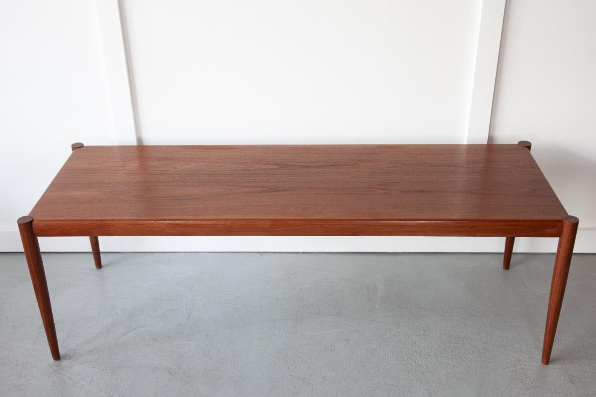 20ième siècle Milieu du XXe siècle, Danemark, Longue table basse en teck Elegance en vente