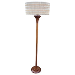 Lampada moderna danese in teak massiccio della metà del XX secolo con paralume Gerald Thirston