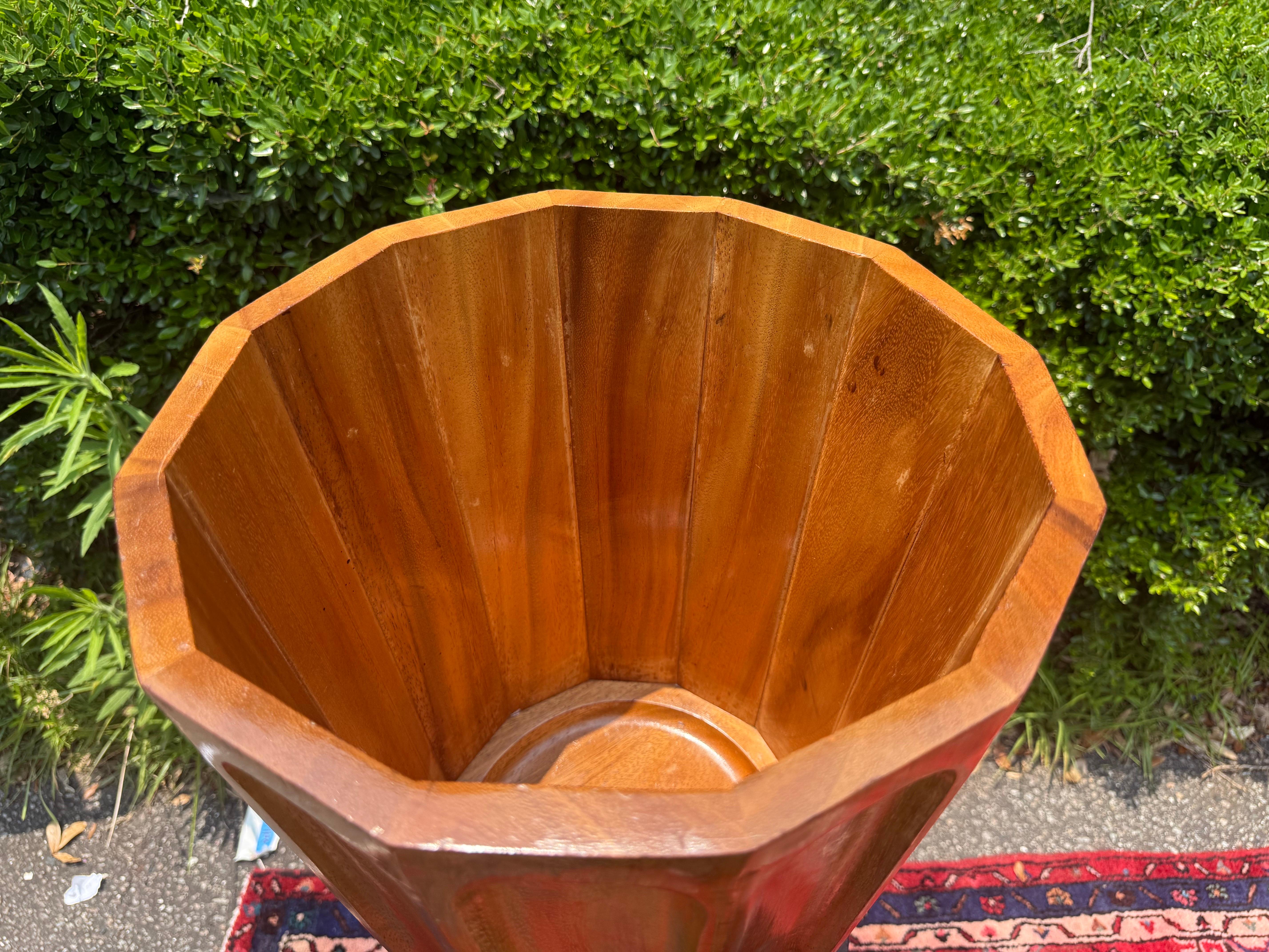 Fioriera in legno danese moderna del Medioevo, cestino per rifiuti e portaombrelli. Forma ottagonale.  

Fioriera in legno massiccio del Medioevo / cestino per rifiuti / portaombrelli
Dimensioni:
13,5 