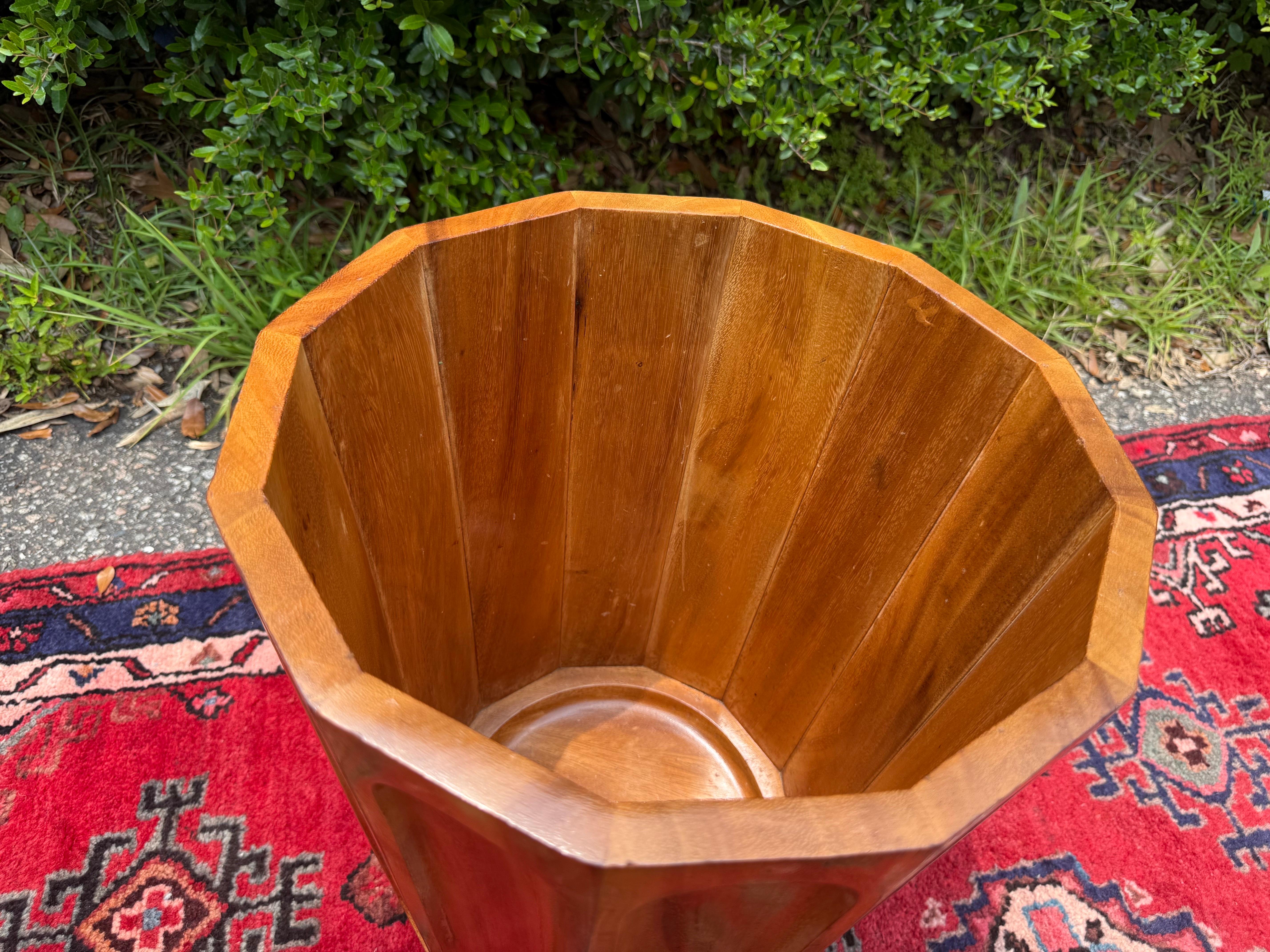 Scandinavo moderno Cestino per rifiuti in teak in stile danese moderno della metà del XX secolo in vendita