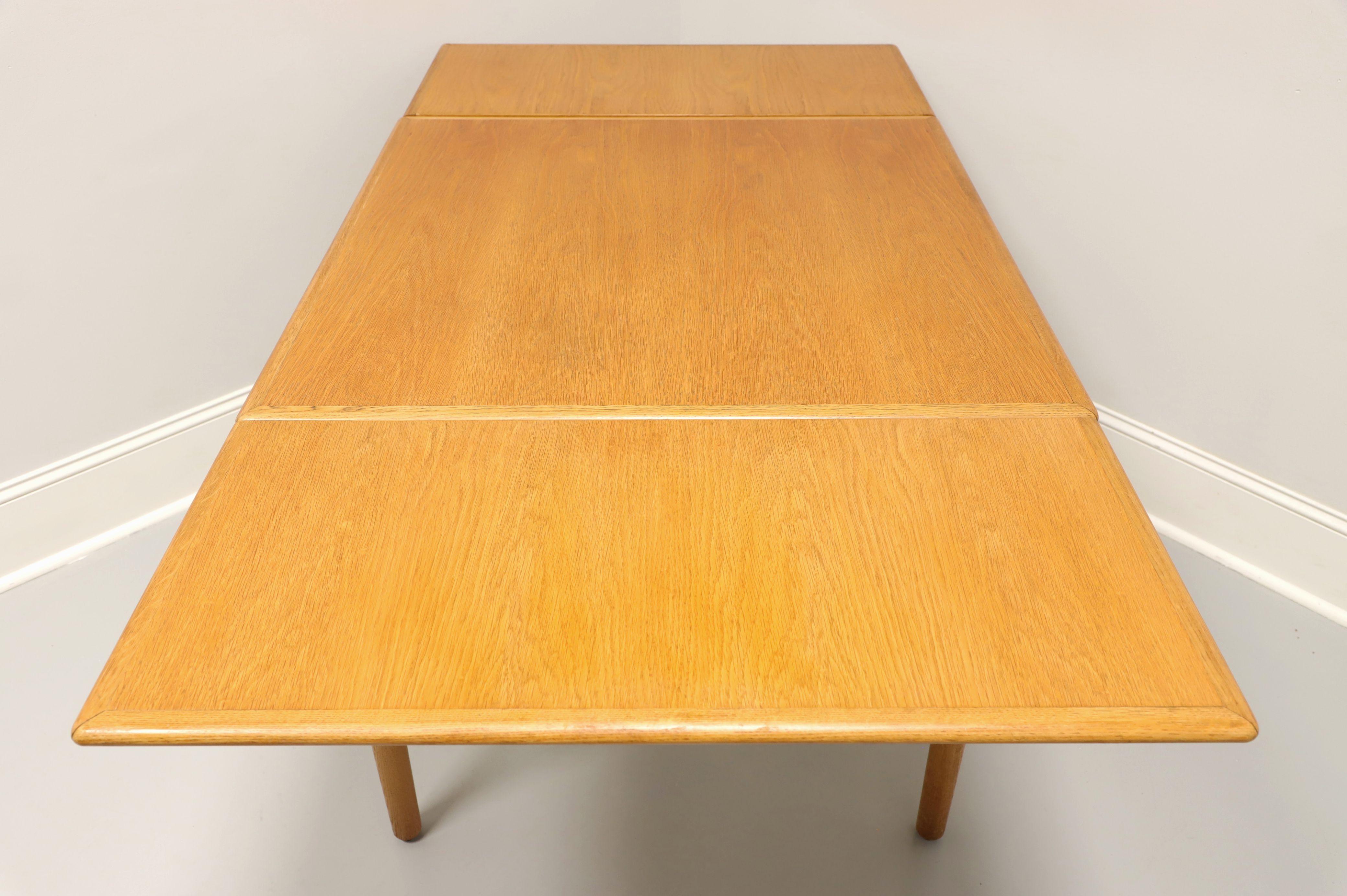 Table de salle à manger à tiroir carrée en chêne de style danois moderne du milieu du XXe siècle en vente 3