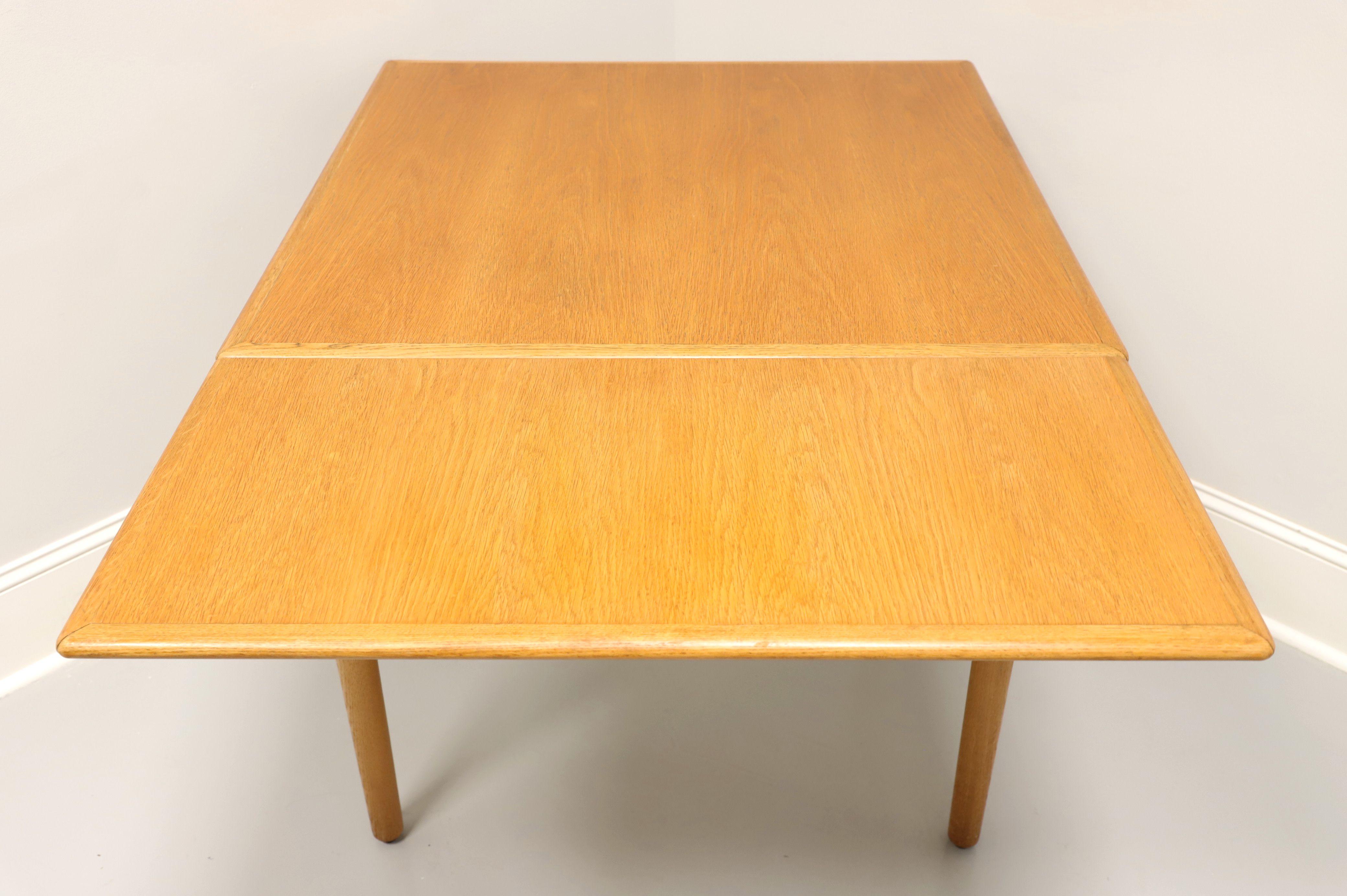 20ième siècle Table de salle à manger à tiroir carrée en chêne de style danois moderne du milieu du XXe siècle en vente