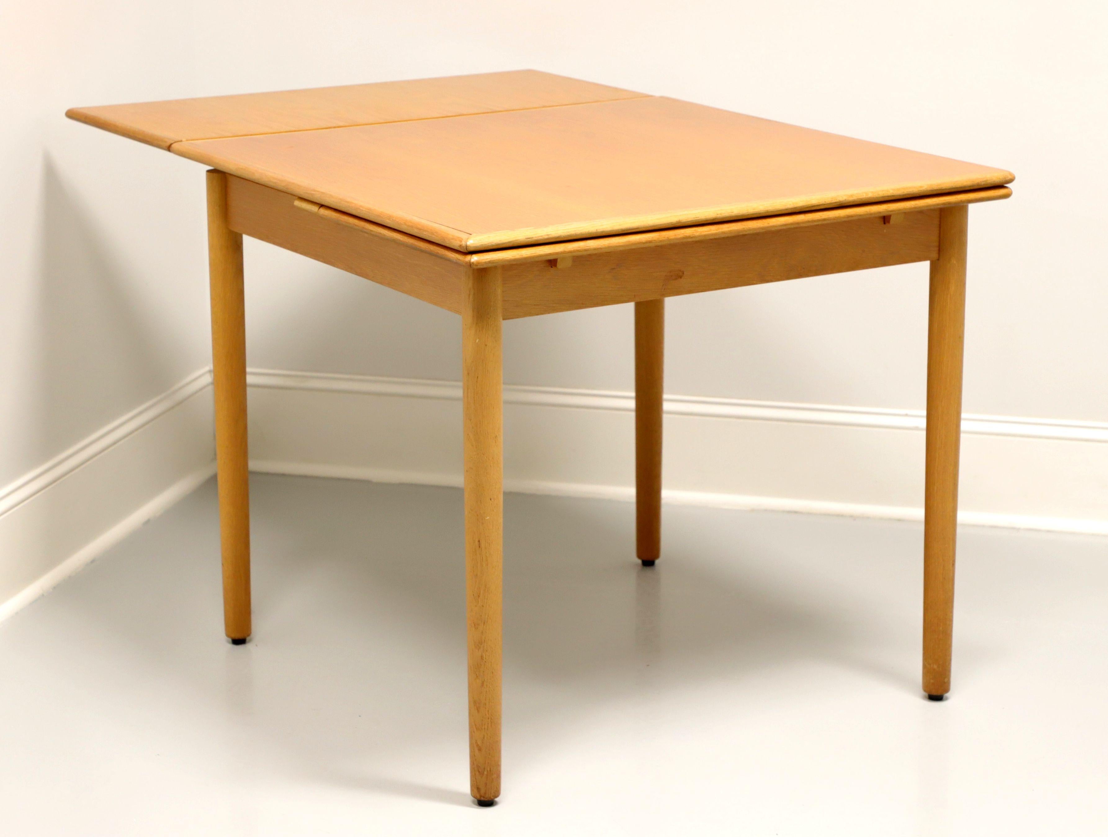 Chêne Table de salle à manger à tiroir carrée en chêne de style danois moderne du milieu du XXe siècle en vente