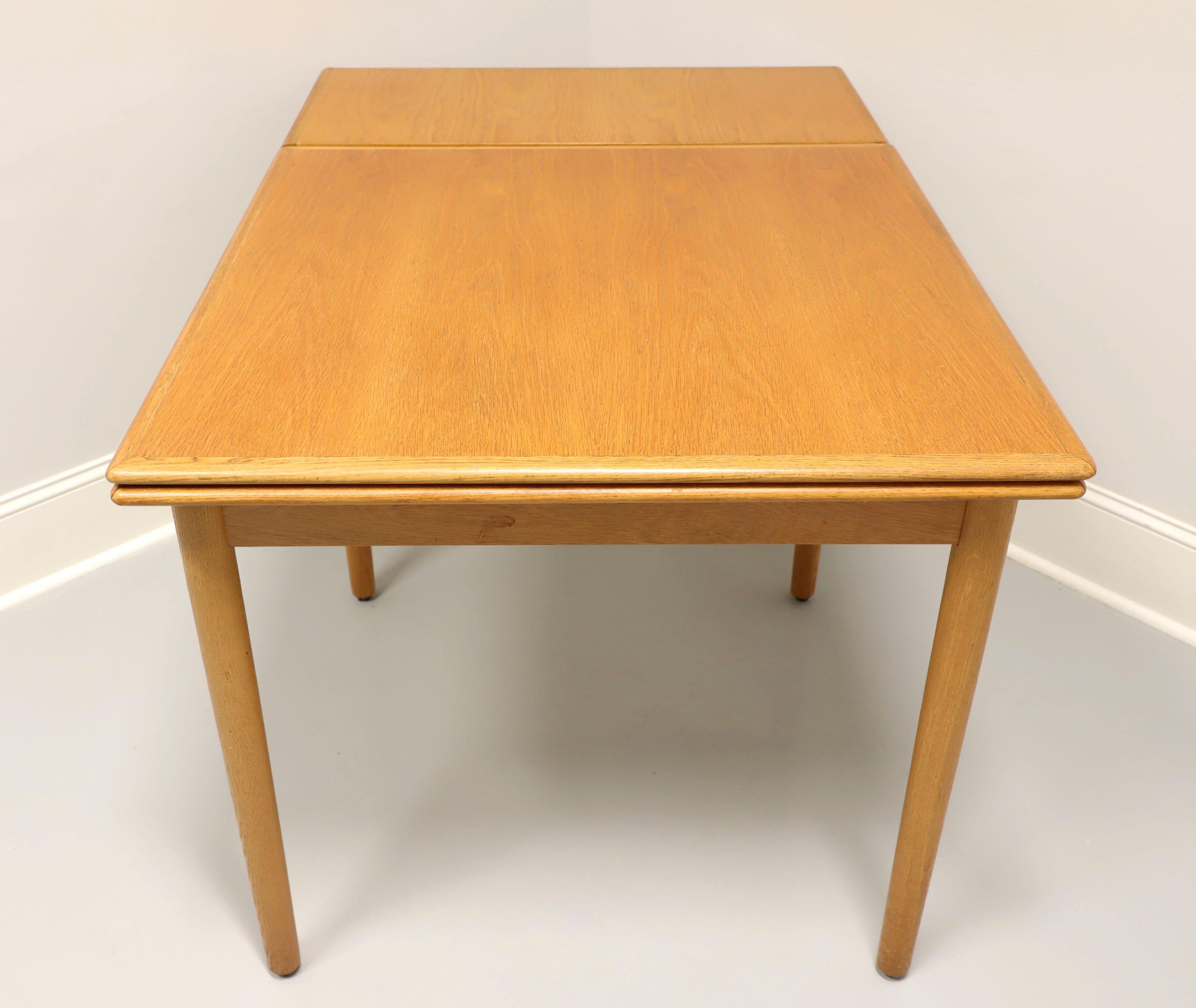 Table de salle à manger à tiroir carrée en chêne de style danois moderne du milieu du XXe siècle en vente 1