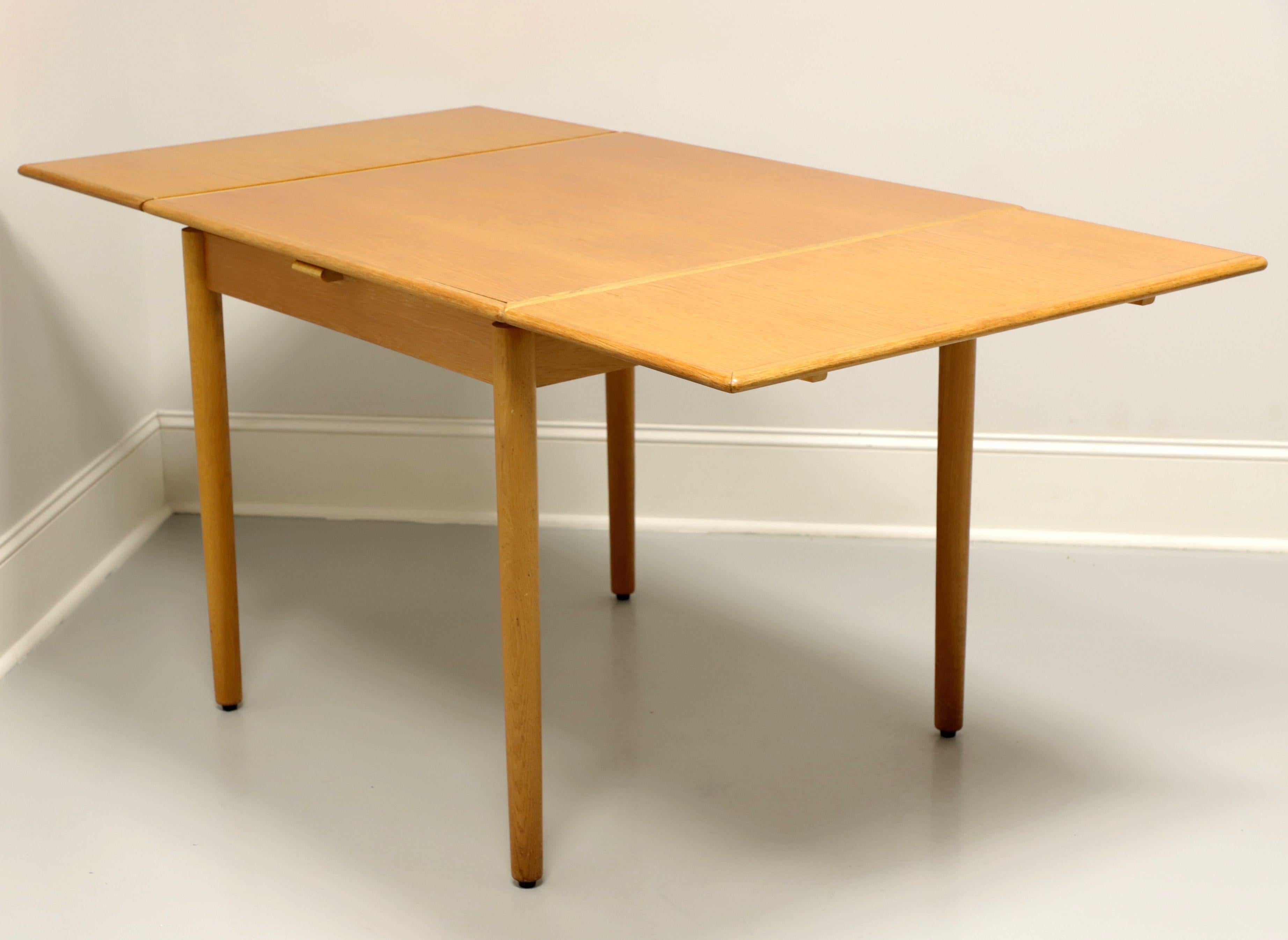Table de salle à manger à tiroir carrée en chêne de style danois moderne du milieu du XXe siècle en vente 2
