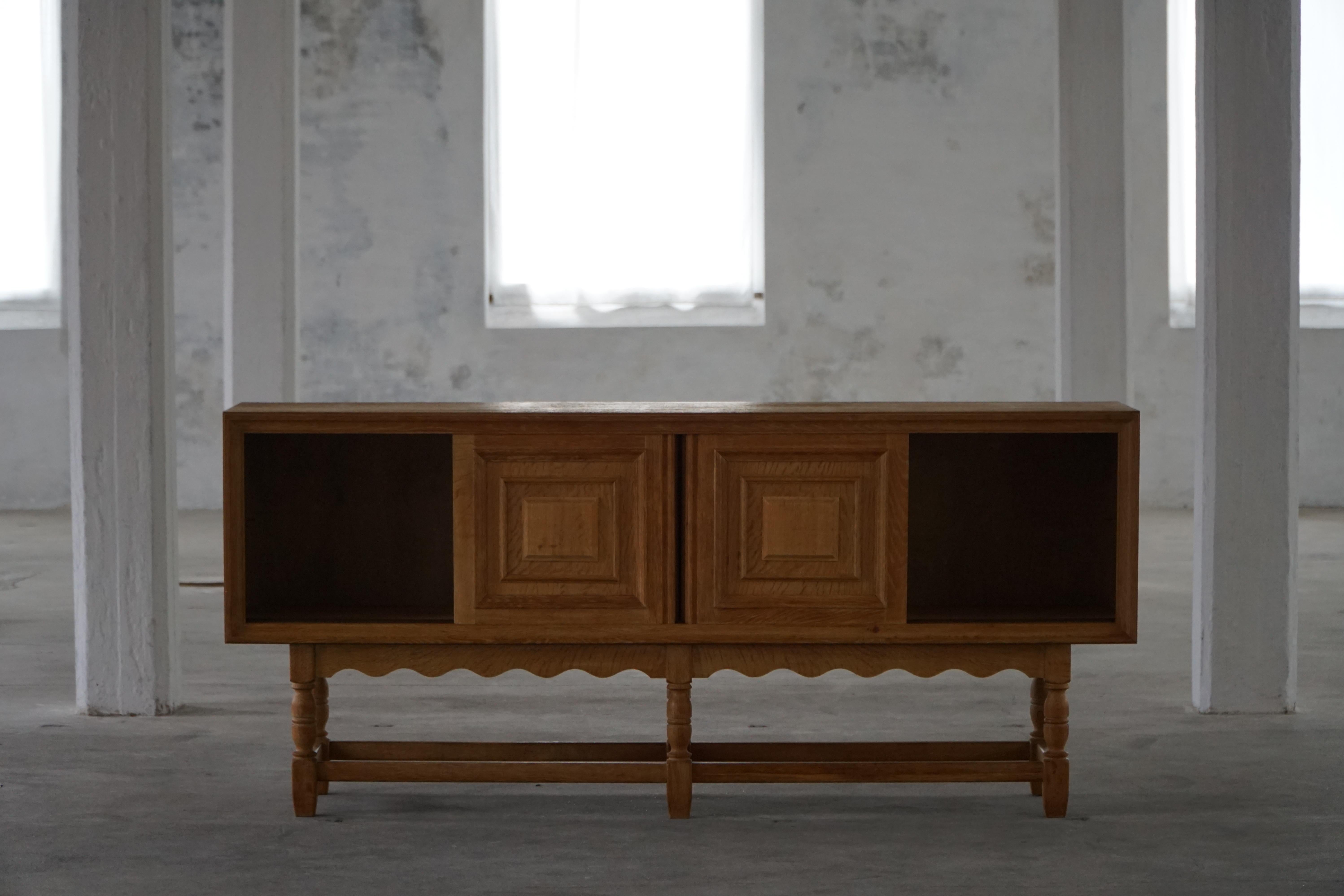 Mid-20th Century, Danish Oak Sideboard / Crezenda, Danish Cabinetmaker, 1950s In Good Condition For Sale In Odense, DK