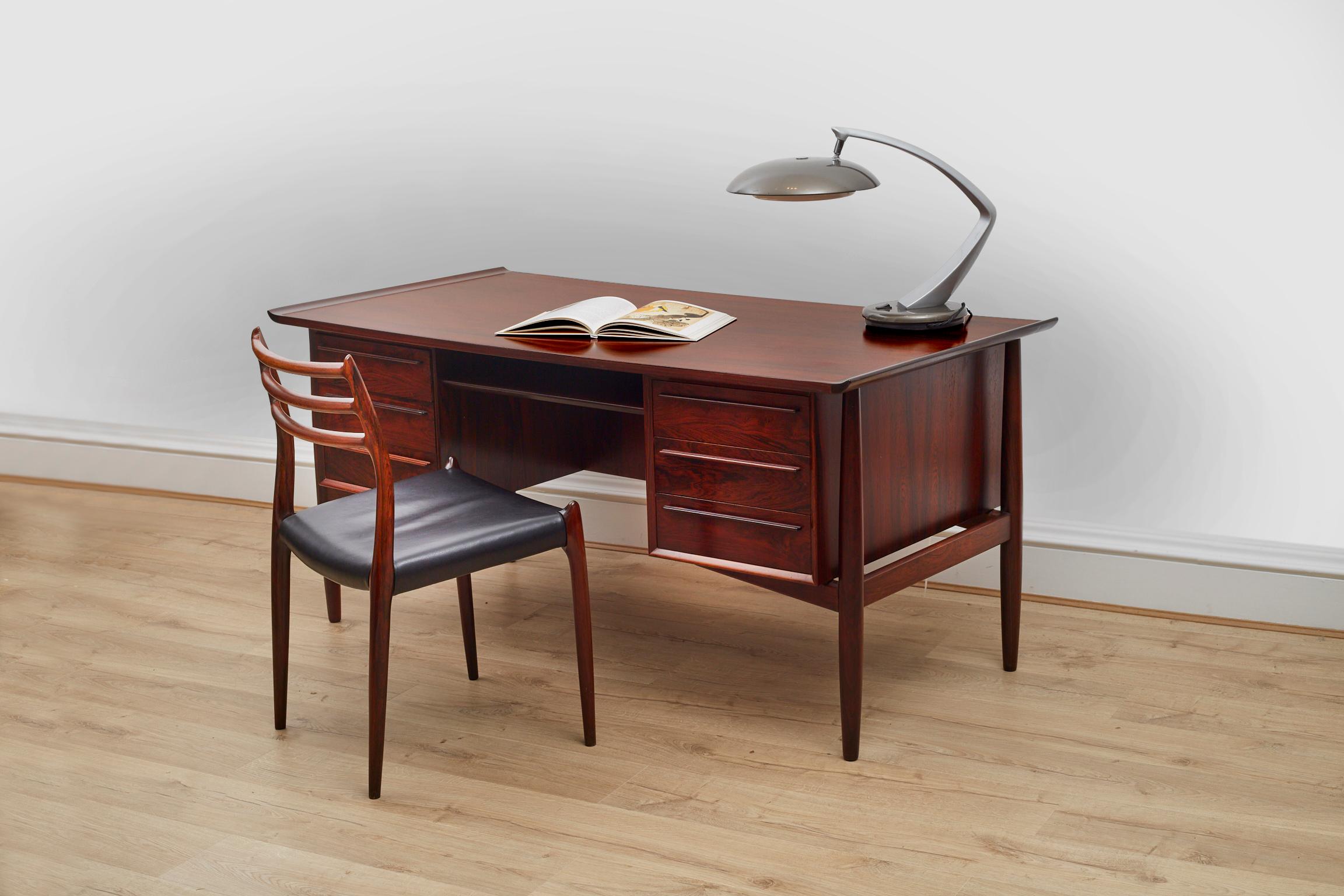 Arne Vodders stilvoller Schreibtisch aus der Mitte des Jahrhunderts, hergestellt von Sibast in den 1960er Jahren. Einer der besten dänischen Möbelhersteller.

Dieser aus Palisanderholz gefertigte Schreibtisch bietet viel Platz für alle Ihre