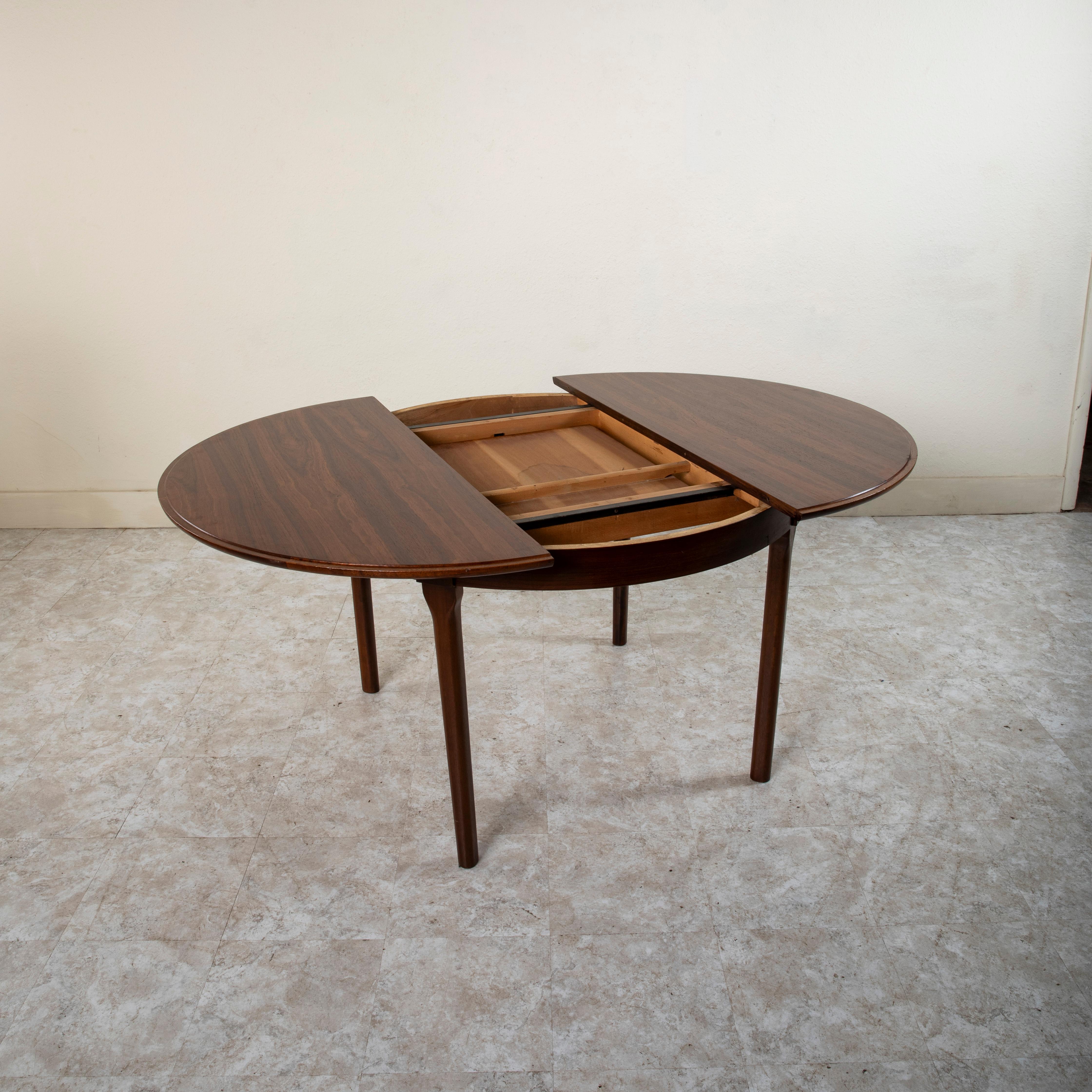 Mid-20th Century Danish Rosewood Round to Oval Dining Table, Collapsible Leaf For Sale 4