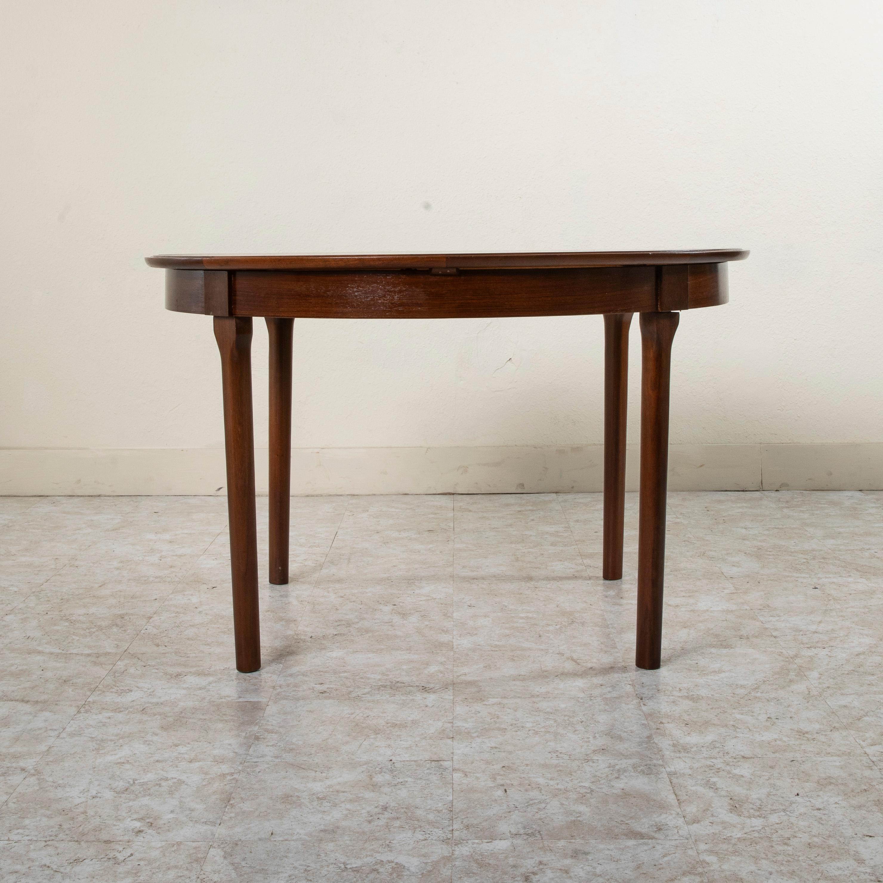 Mid-Century Modern Mid-20th Century Danish Rosewood Round to Oval Dining Table, Collapsible Leaf For Sale