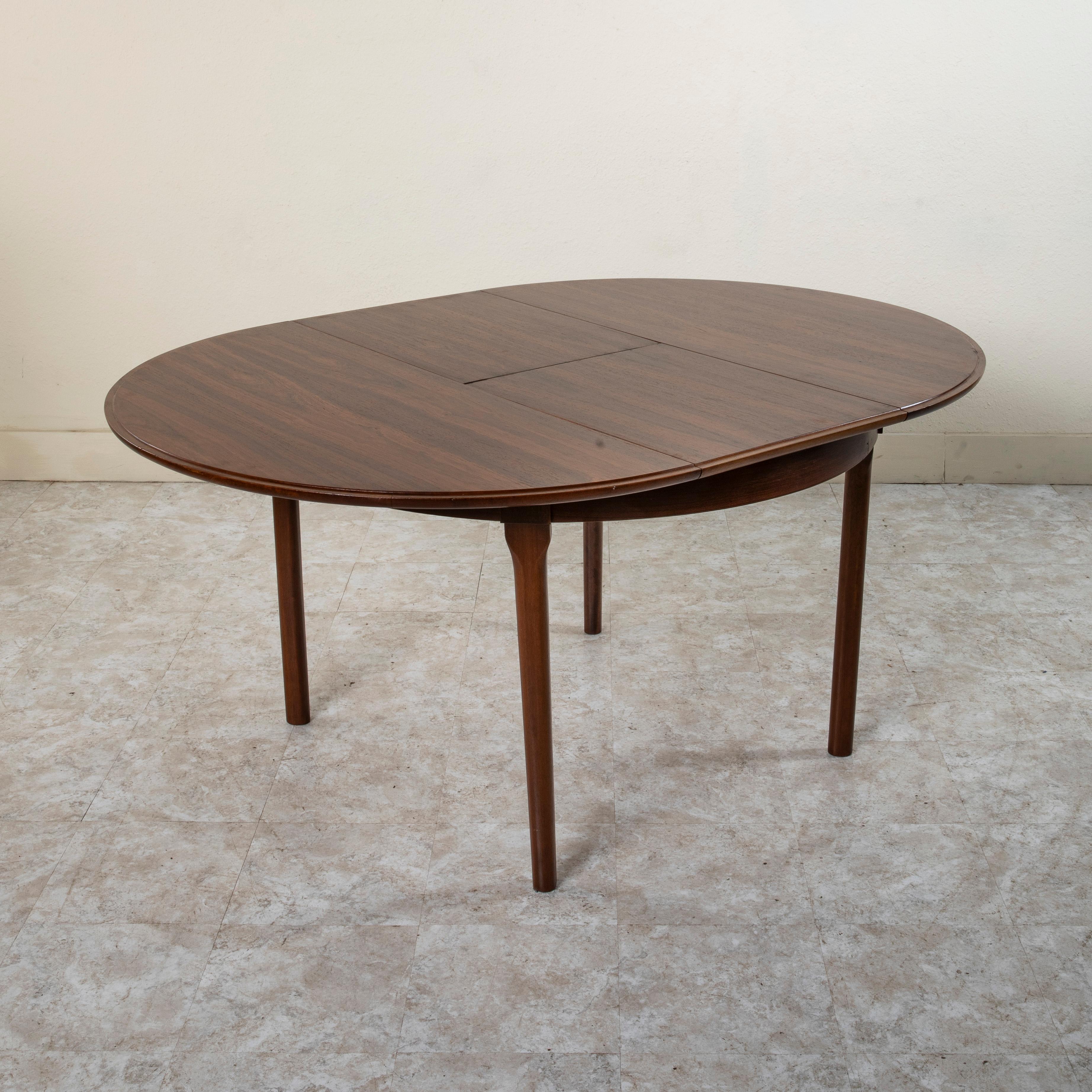 Palisander Mid-20th Century Danish Rosewood Round to Oval Dining Table, Collapsible Leaf For Sale
