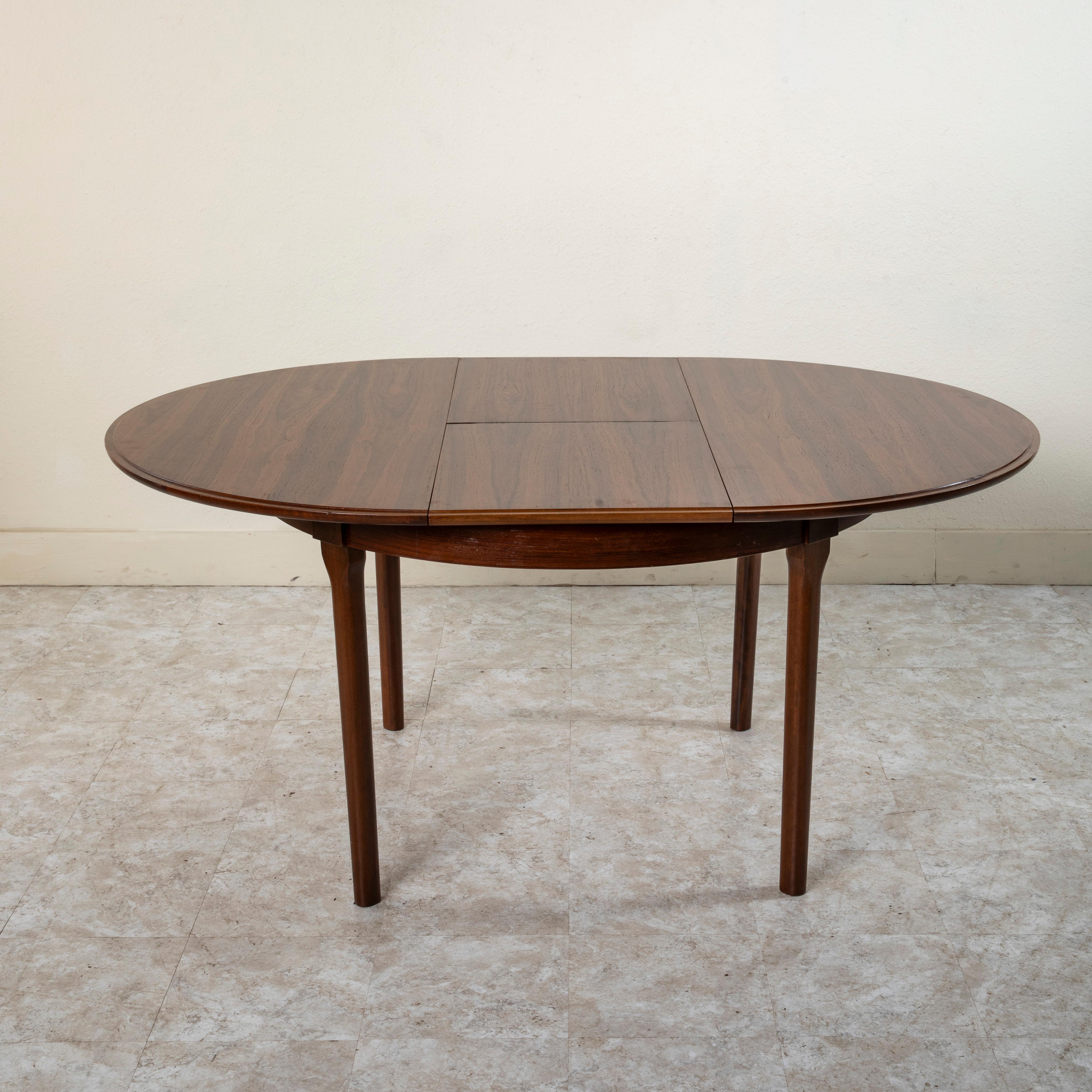 Mid-20th Century Danish Rosewood Round to Oval Dining Table, Collapsible Leaf For Sale 1