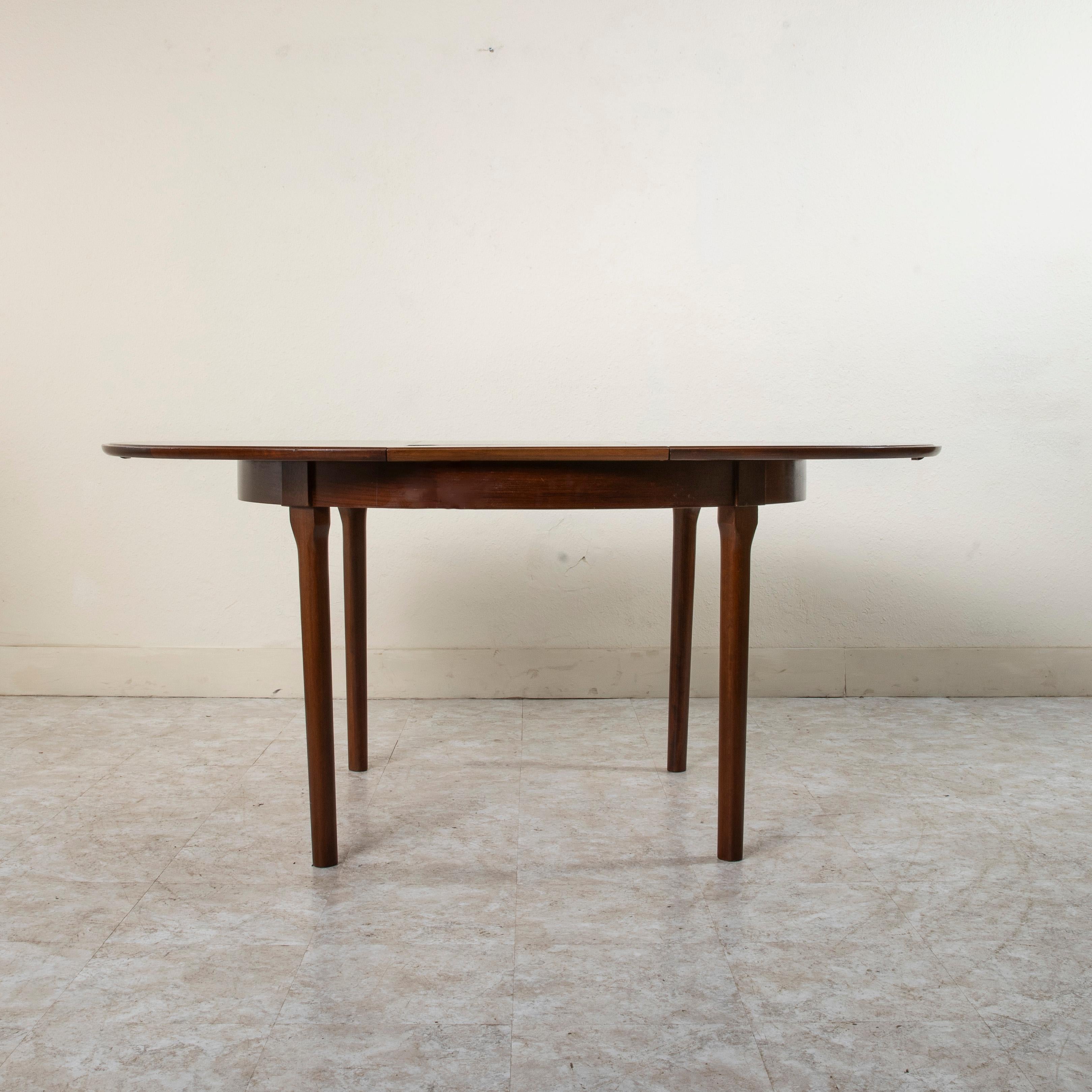 Mid-20th Century Danish Rosewood Round to Oval Dining Table, Collapsible Leaf For Sale 2