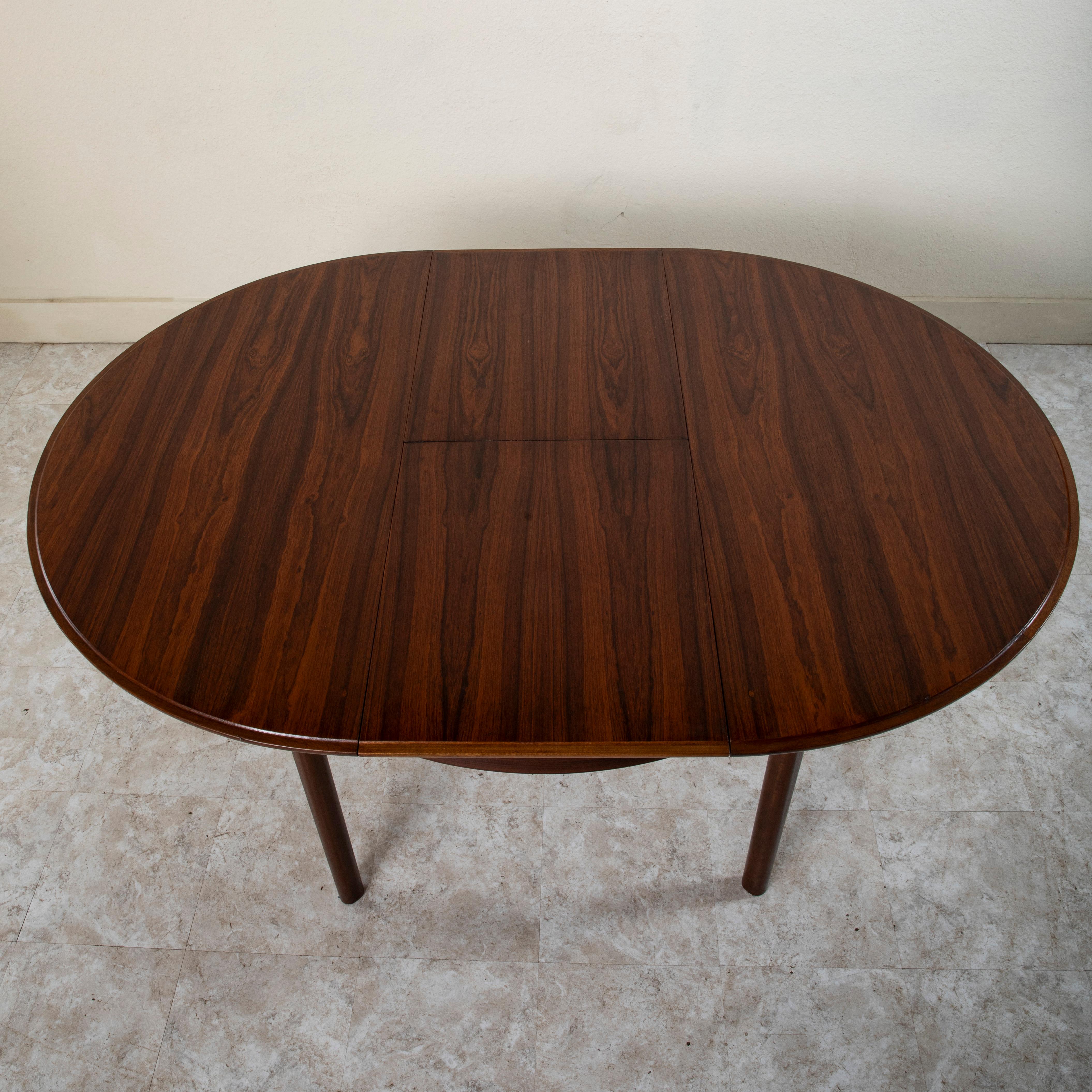 Mid-20th Century Danish Rosewood Round to Oval Dining Table, Collapsible Leaf For Sale 3