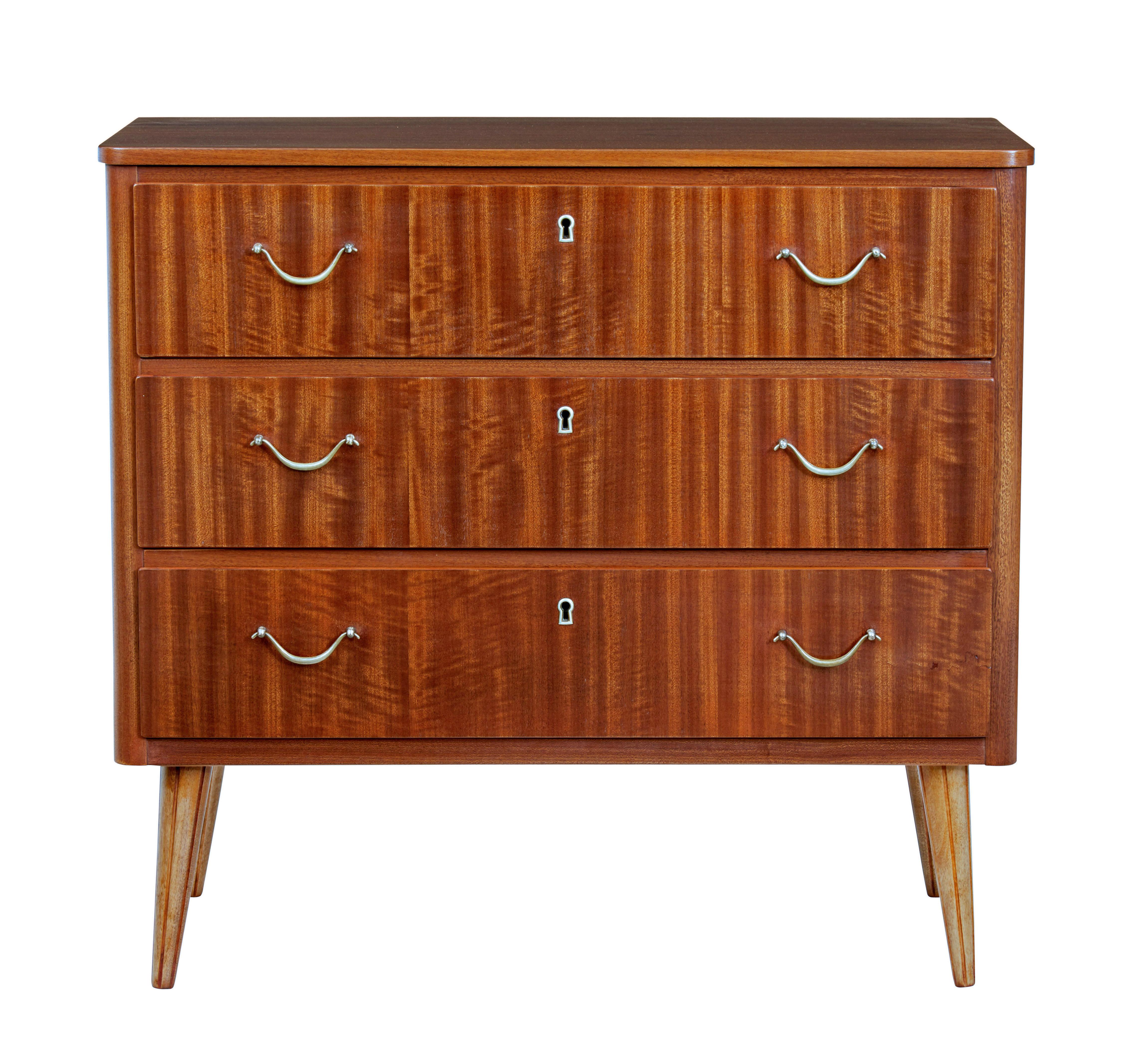 Piccola cassettiera in teak danese della metà del XX secolo, circa 1960.

3 cassetti dotati di maniglie ad anello in ottone.  Colore ricco e superficie lucida, insolita per il teak.

Si regge su gambe affusolate.

Leggera macchia sulla superficie