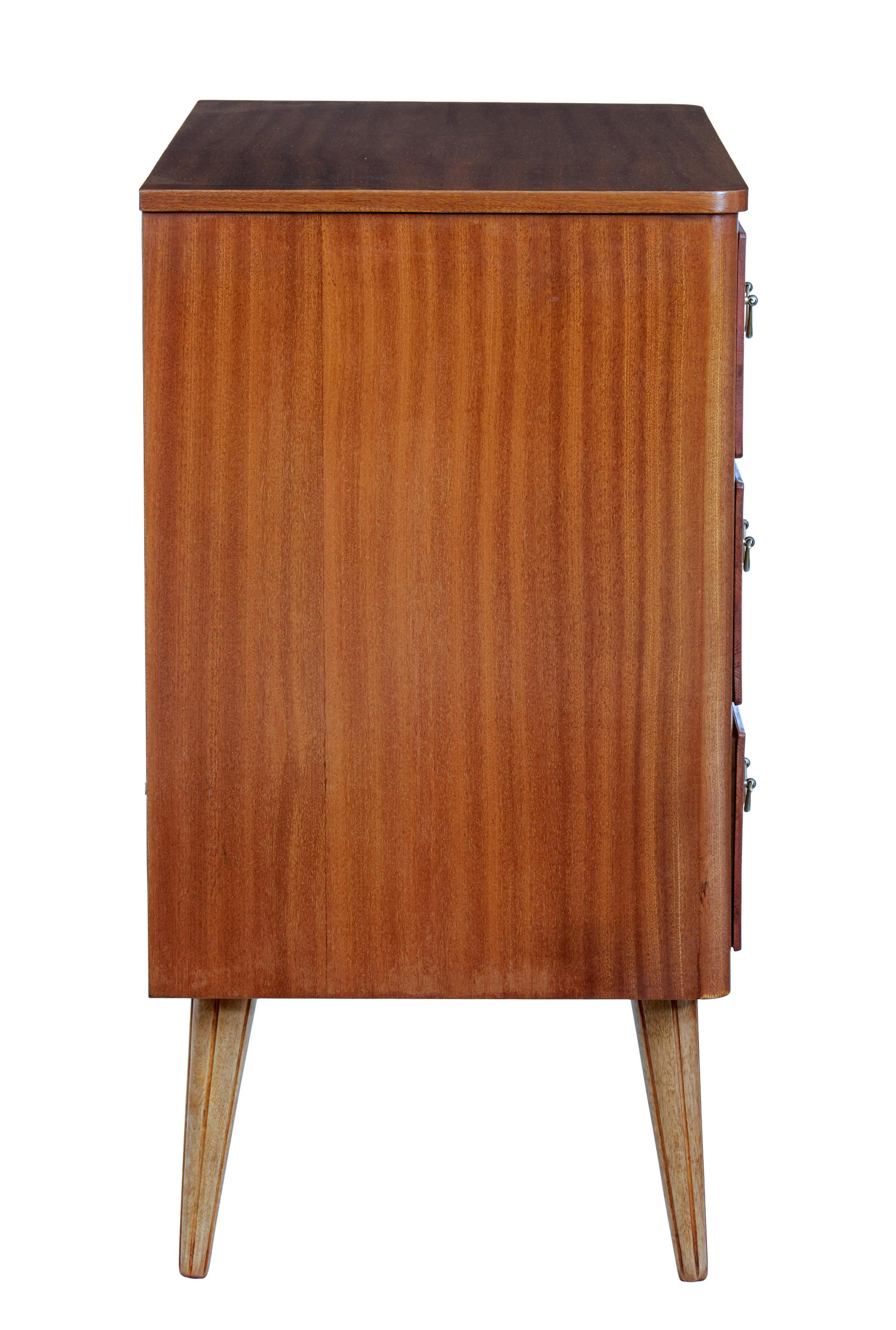 Danese Piccola cassettiera danese in teak della metà del XX secolo in vendita
