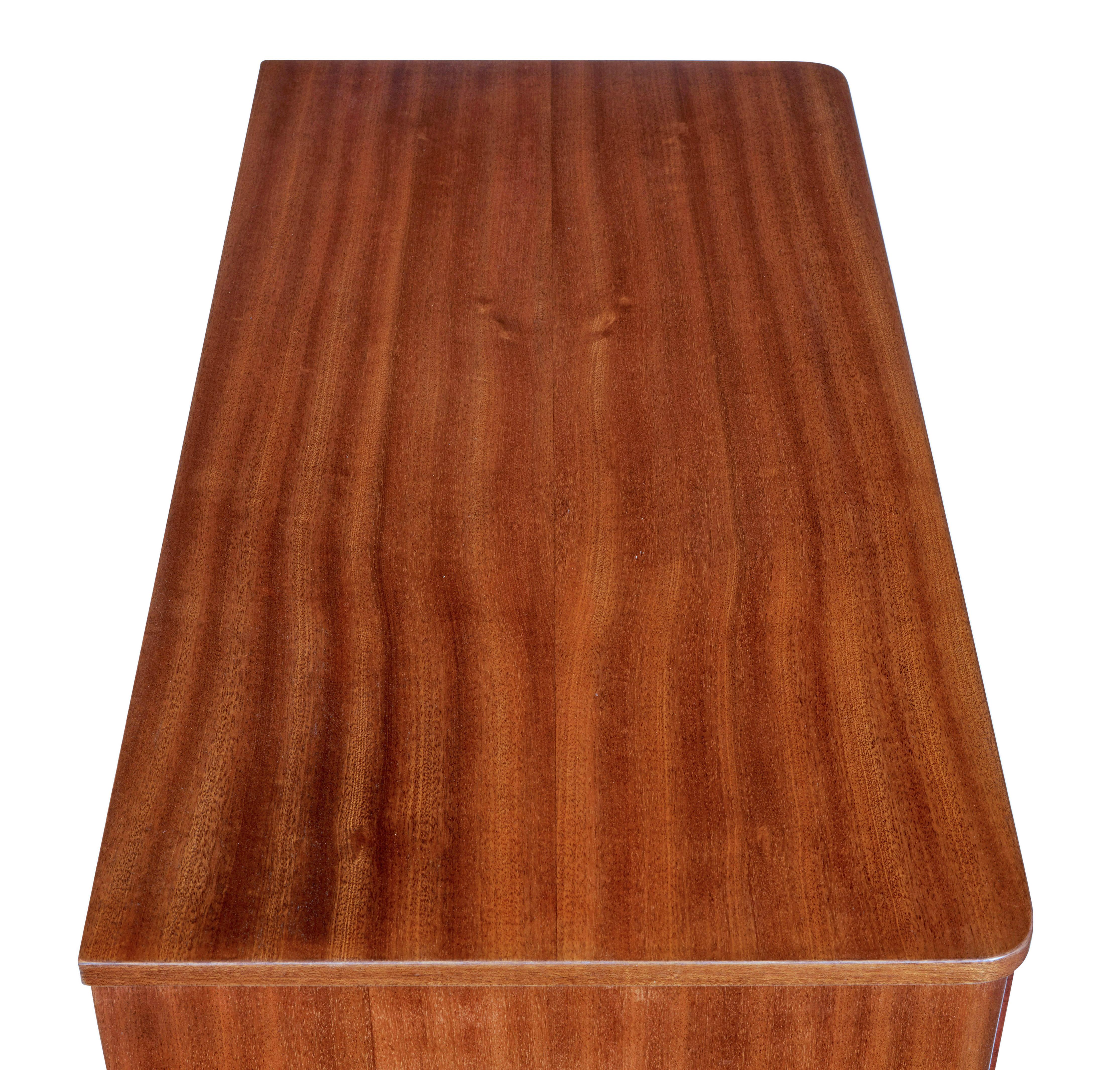 Fatto a mano Piccola cassettiera danese in teak della metà del XX secolo in vendita