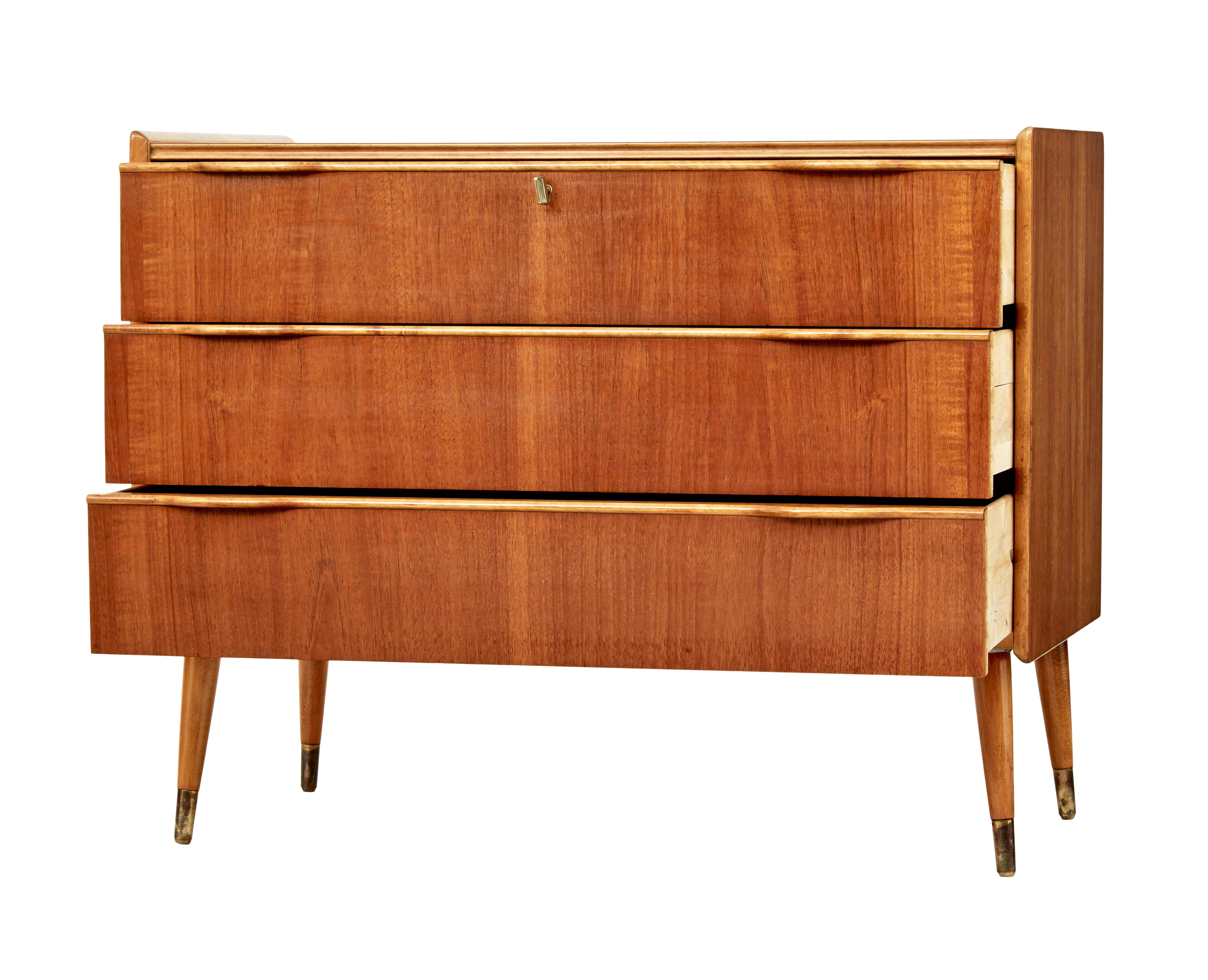 Cómoda danesa de teca de mediados del siglo XX, obra de Henning Jjorgensen, hacia 1960.

Diseño minimalista del conocido diseñador danés henning jorgensen, para fredericia møbelfabrik.  Con 3 cajones con tiradores esculpidos.

Sobre 4 patas cónicas