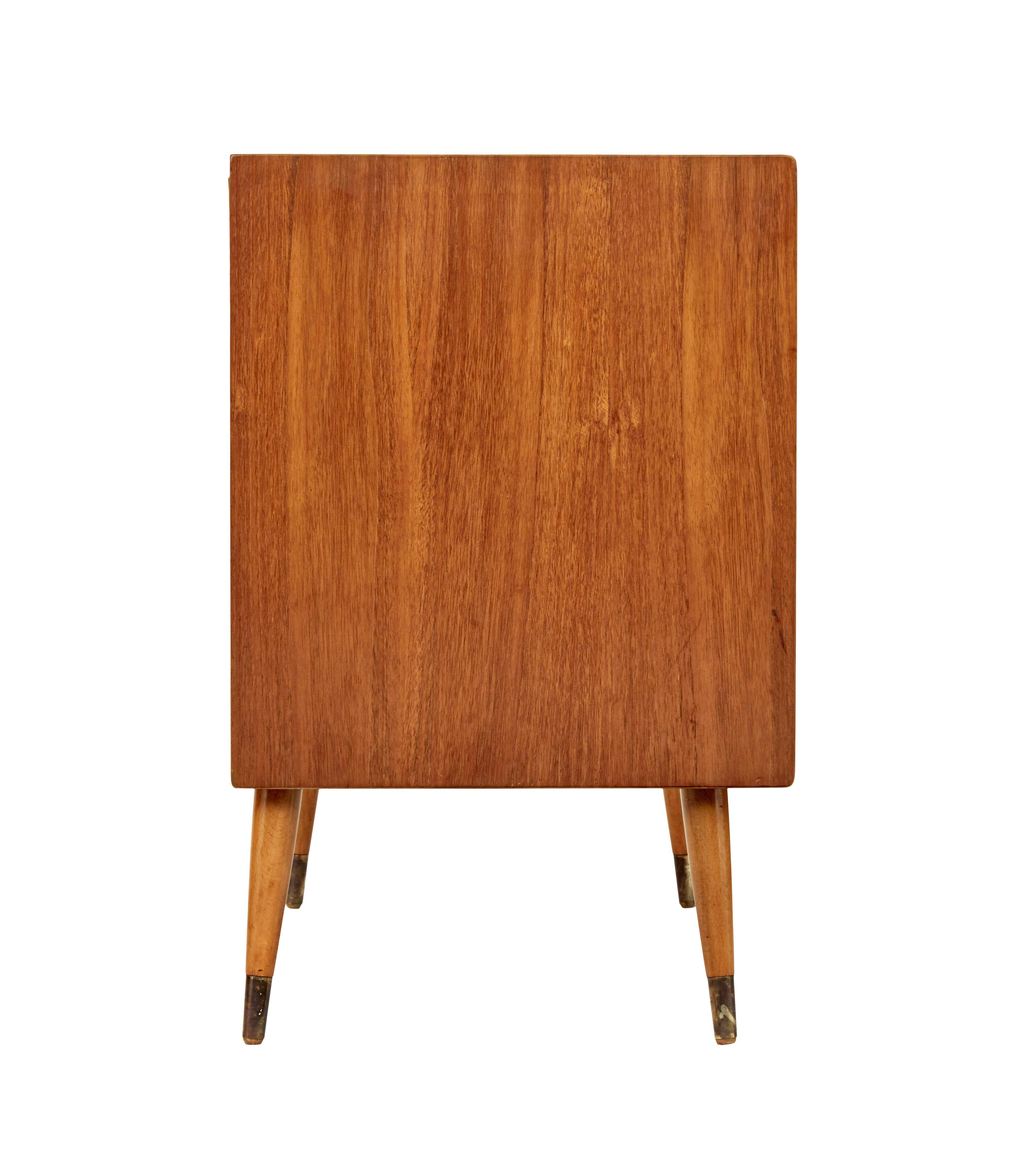 Cómoda danesa de teca de mediados del siglo XX por Henning Jorgensen Hecho a mano en venta