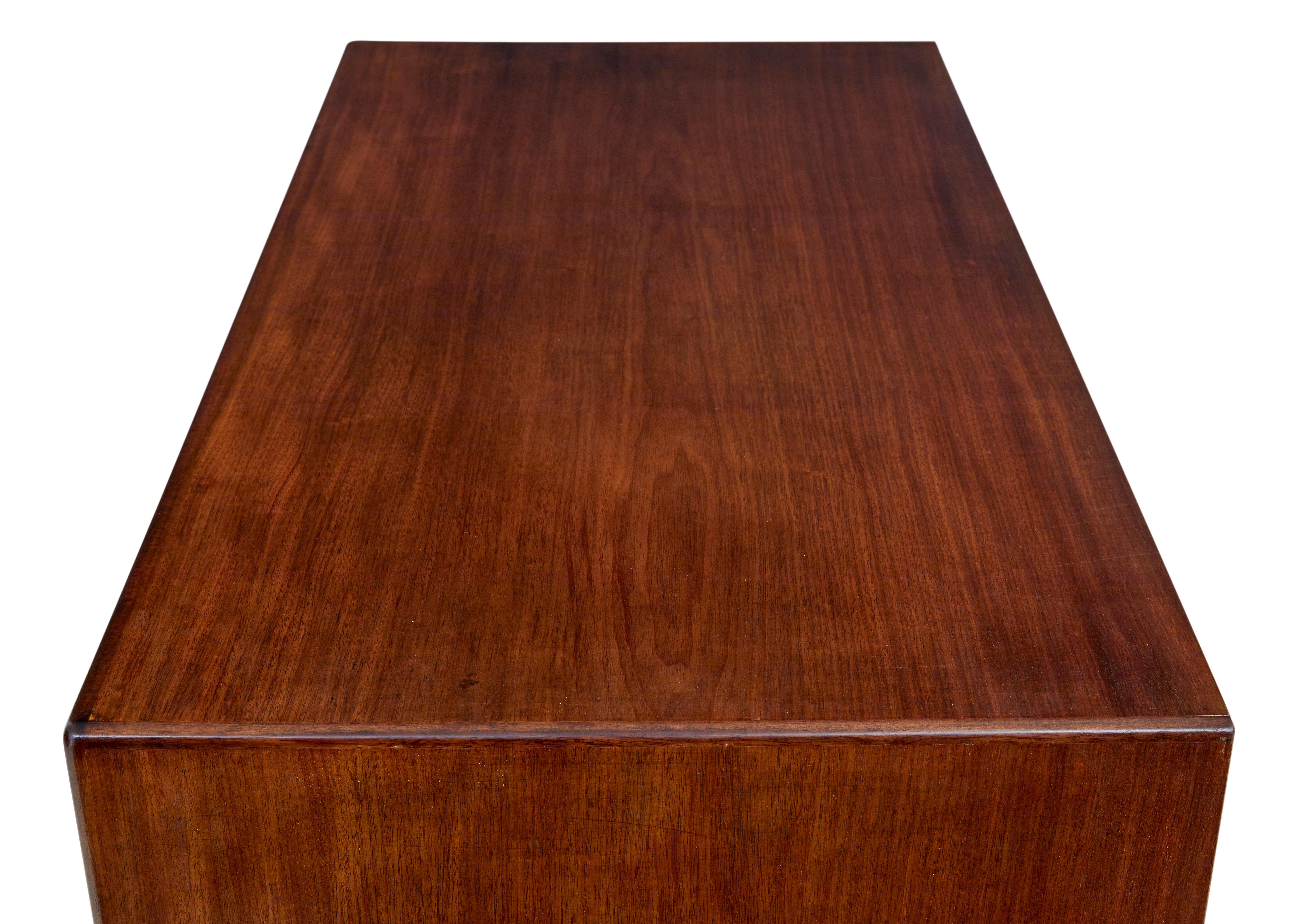 Dänische Teakholzkommode aus der Mitte des 20. Jahrhunderts, um 1960.

Ausgestattet mit 6 abgestuften Schubladen, die jeweils mit Querbordüren und Formgriffen aus Massivholz versehen sind.  Die Truhe hat eine gute Größe und eignet sich perfekt für