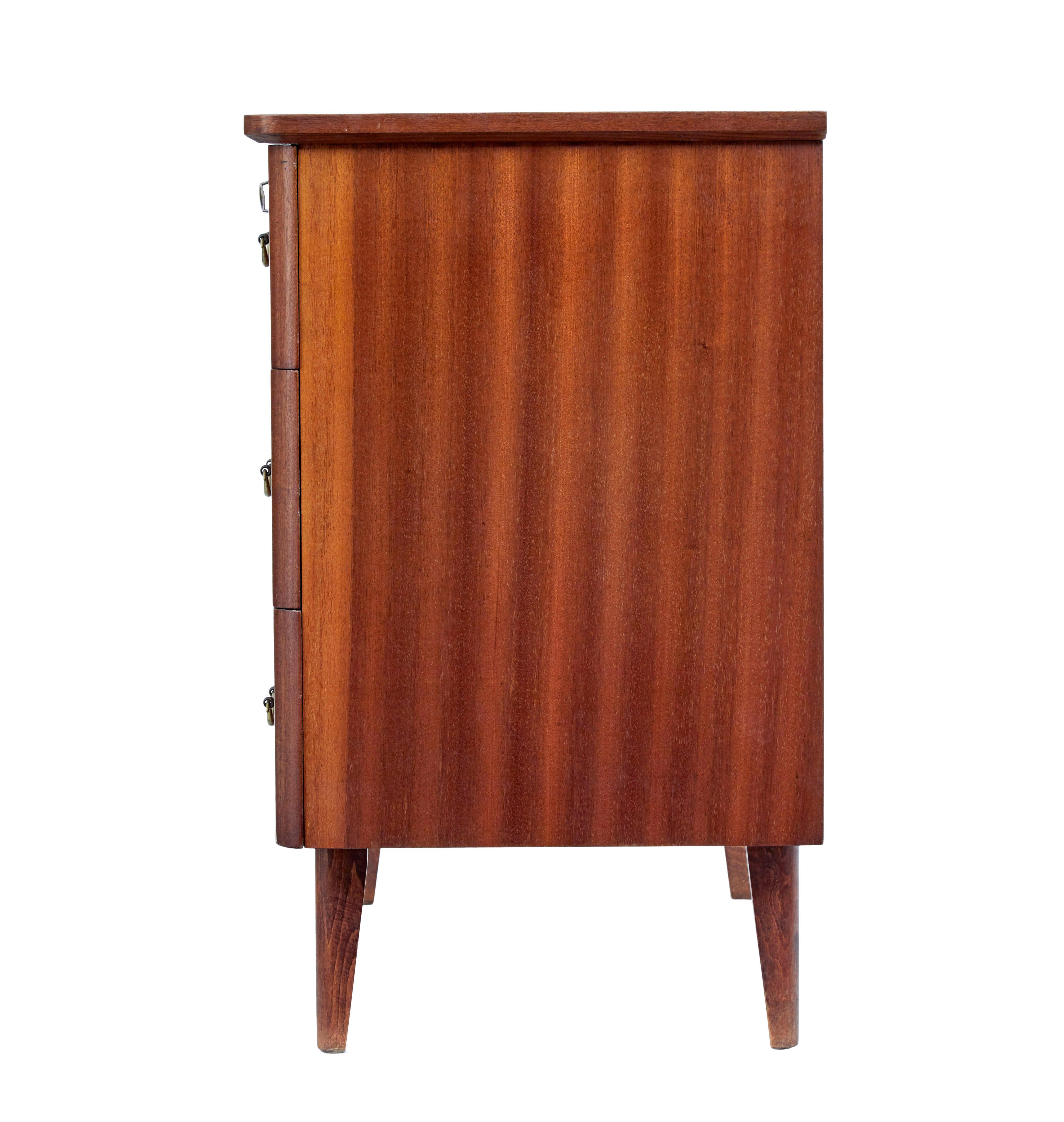 Fatto a mano Cassettiera danese in teak della metà del XX secolo in vendita