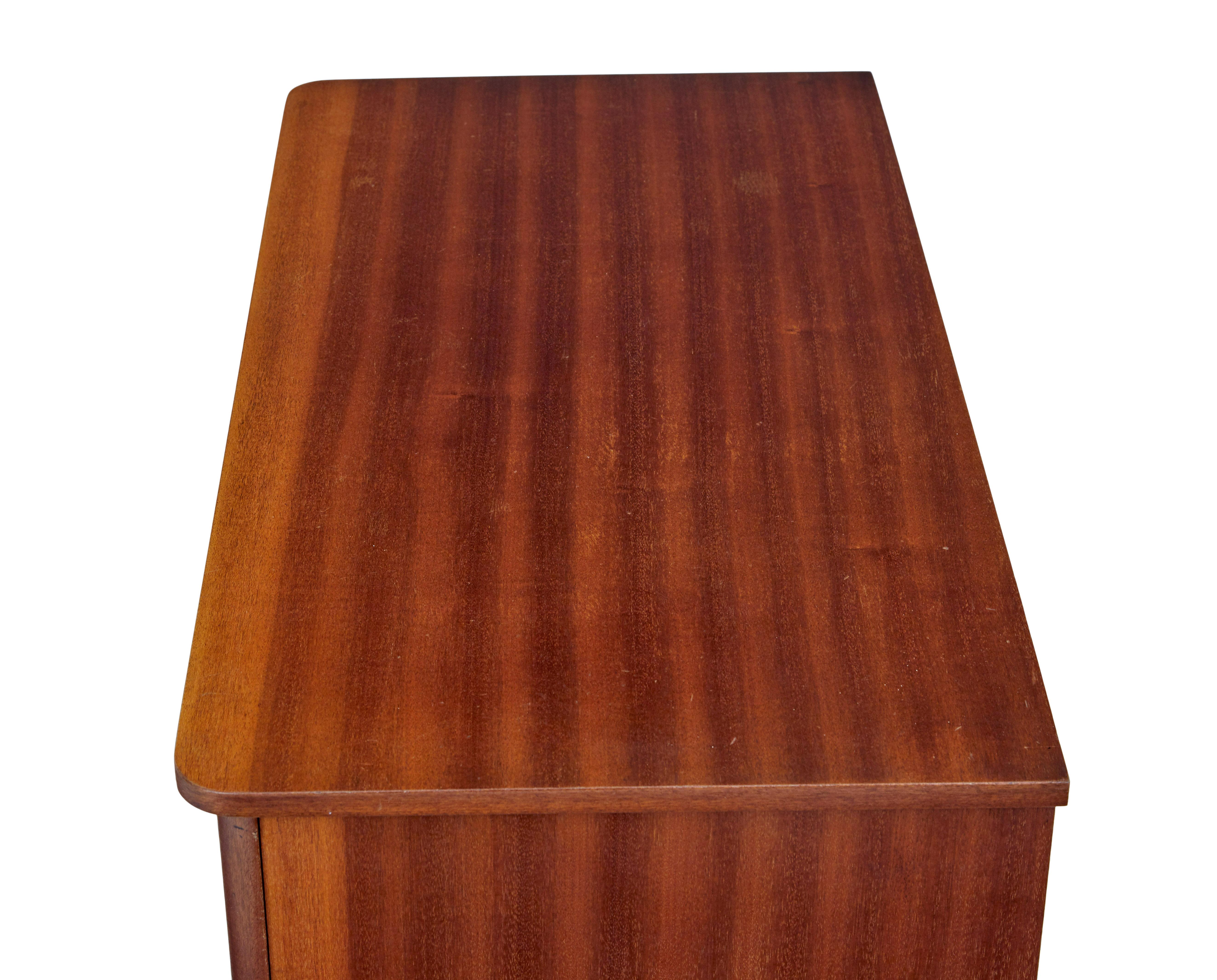 Commode danoise en teck du milieu du 20e siècle 1