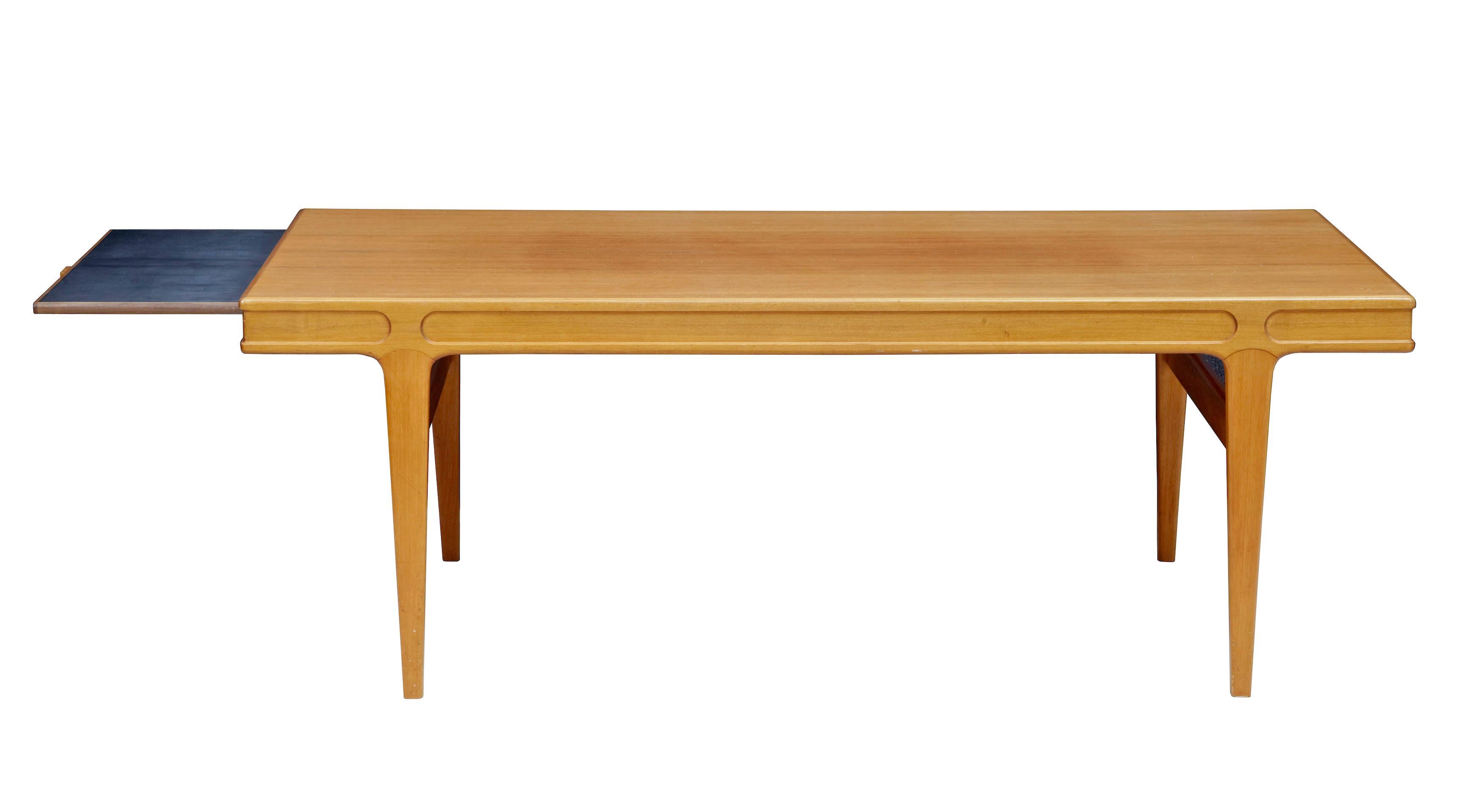 Mid-20th century Danish teak coffee table, circa 1970.

Elegant piece of Scandinavian design. Rectangular top with pullout / pull-out serving slide to 1 end. Standing on tapered legs.

Surface fading to top surface.