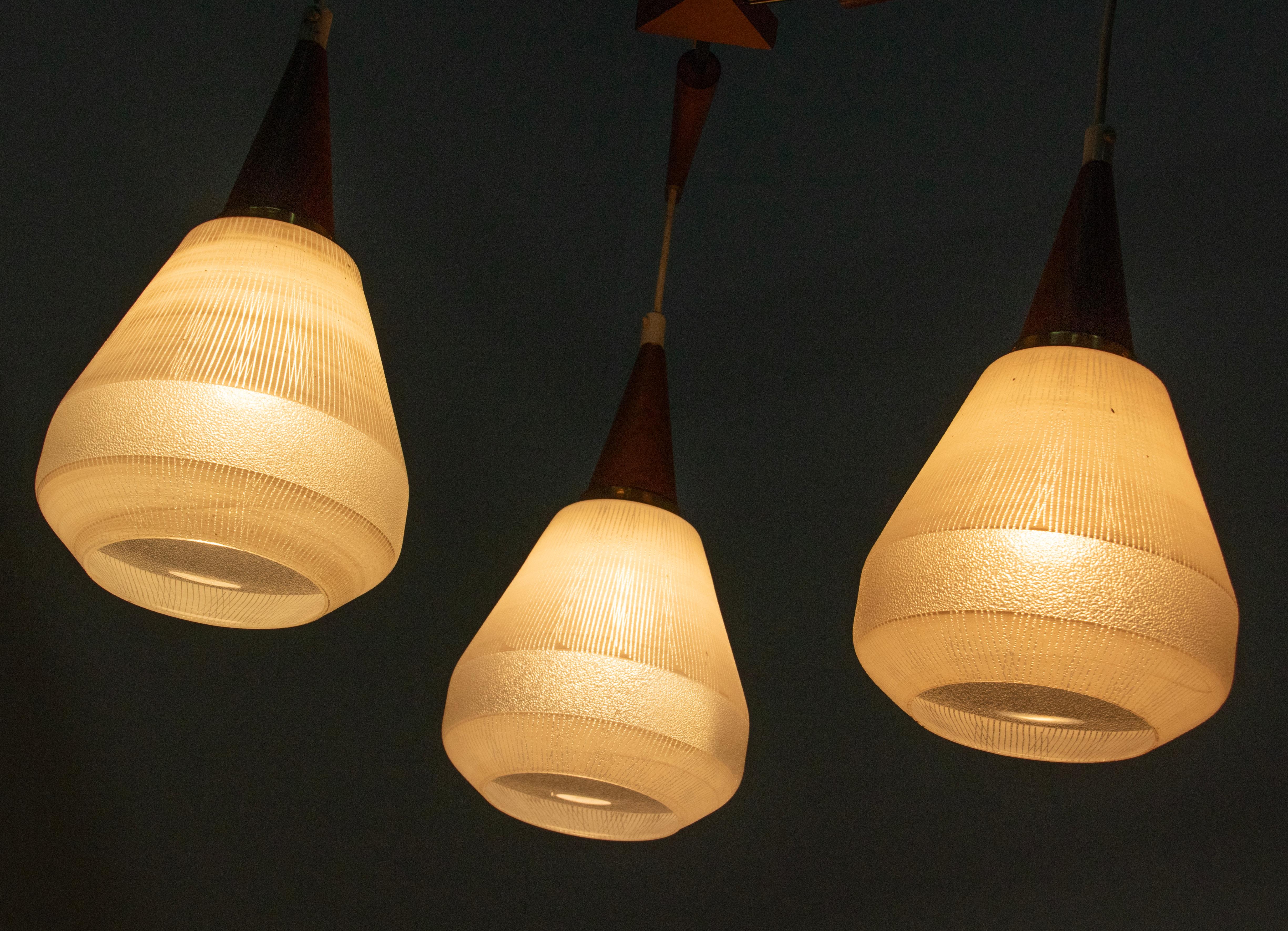 Lampada a sospensione in legno di teak danese della metà del XX secolo - Paralumi in vetro smerigliato in vendita 3