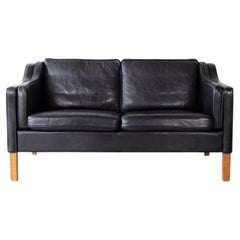Canapé danois à deux places en cuir d
origine du milieu du 20e siècle