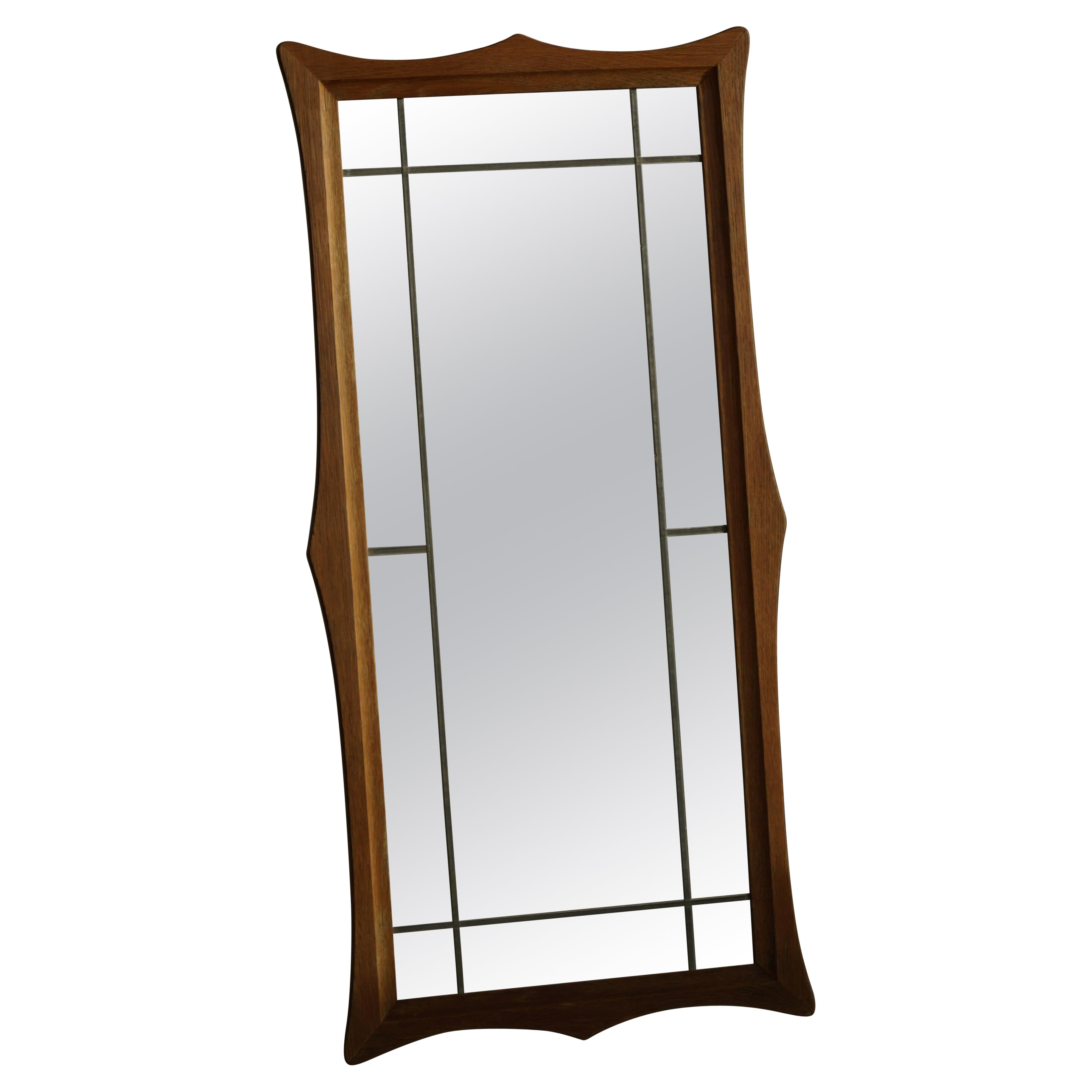 Specchio da parete danese della metà del 20° secolo in quercia massiccia, The Modern Scandinavian Design in vendita