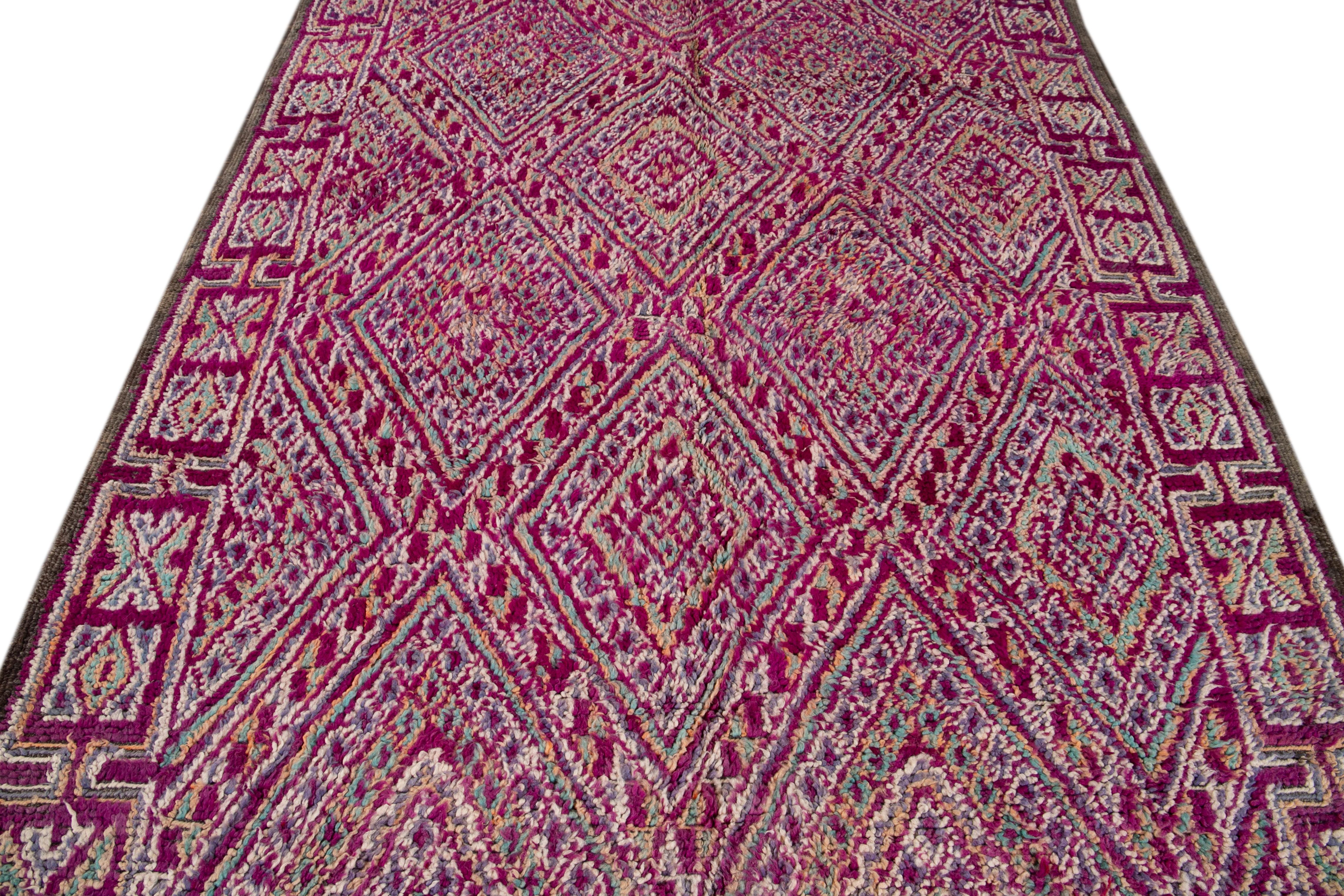 Tapis en laine tribale marocaine violet foncé du milieu du 20e siècle en vente 2