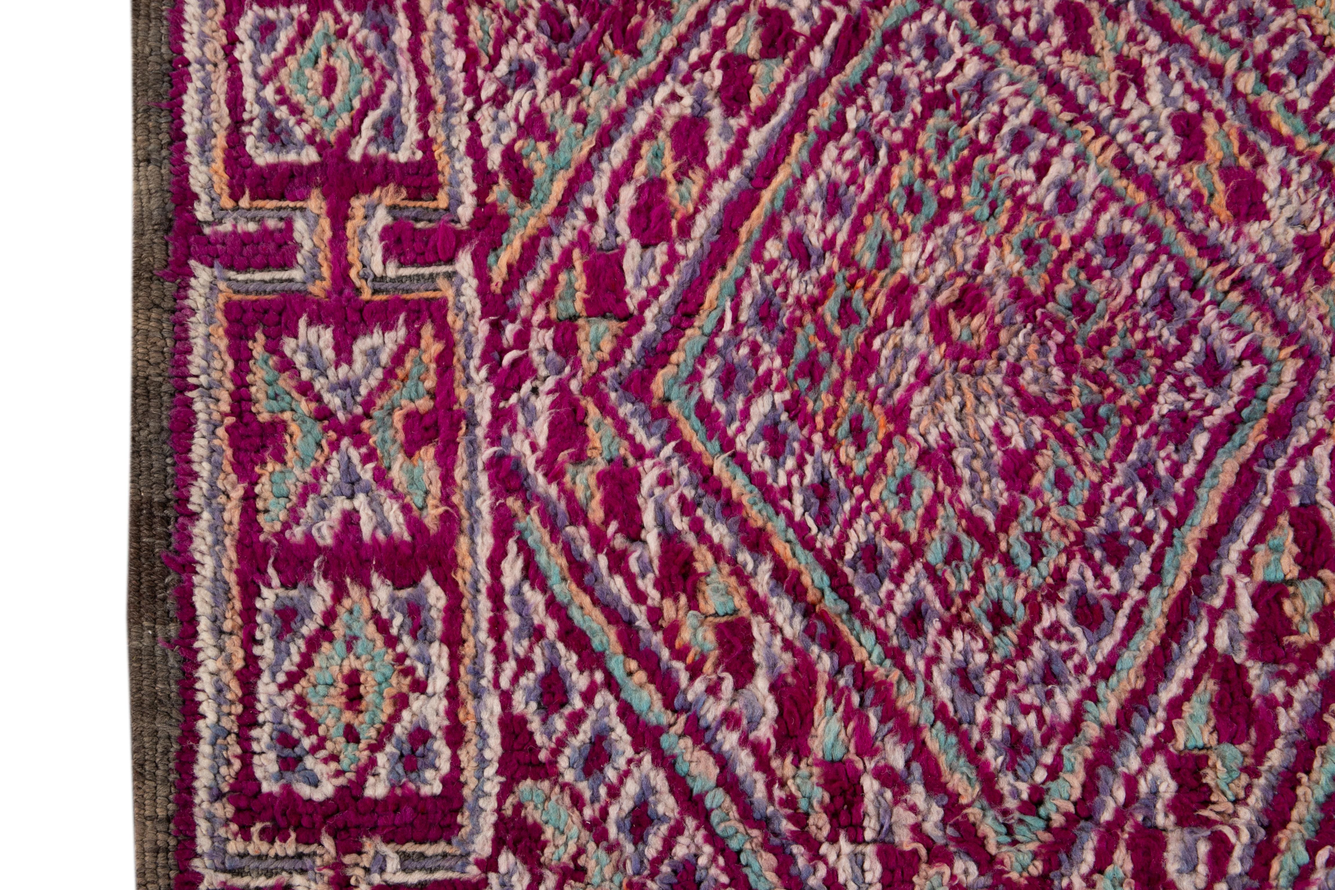 Tapis en laine tribale marocaine violet foncé du milieu du 20e siècle en vente 4