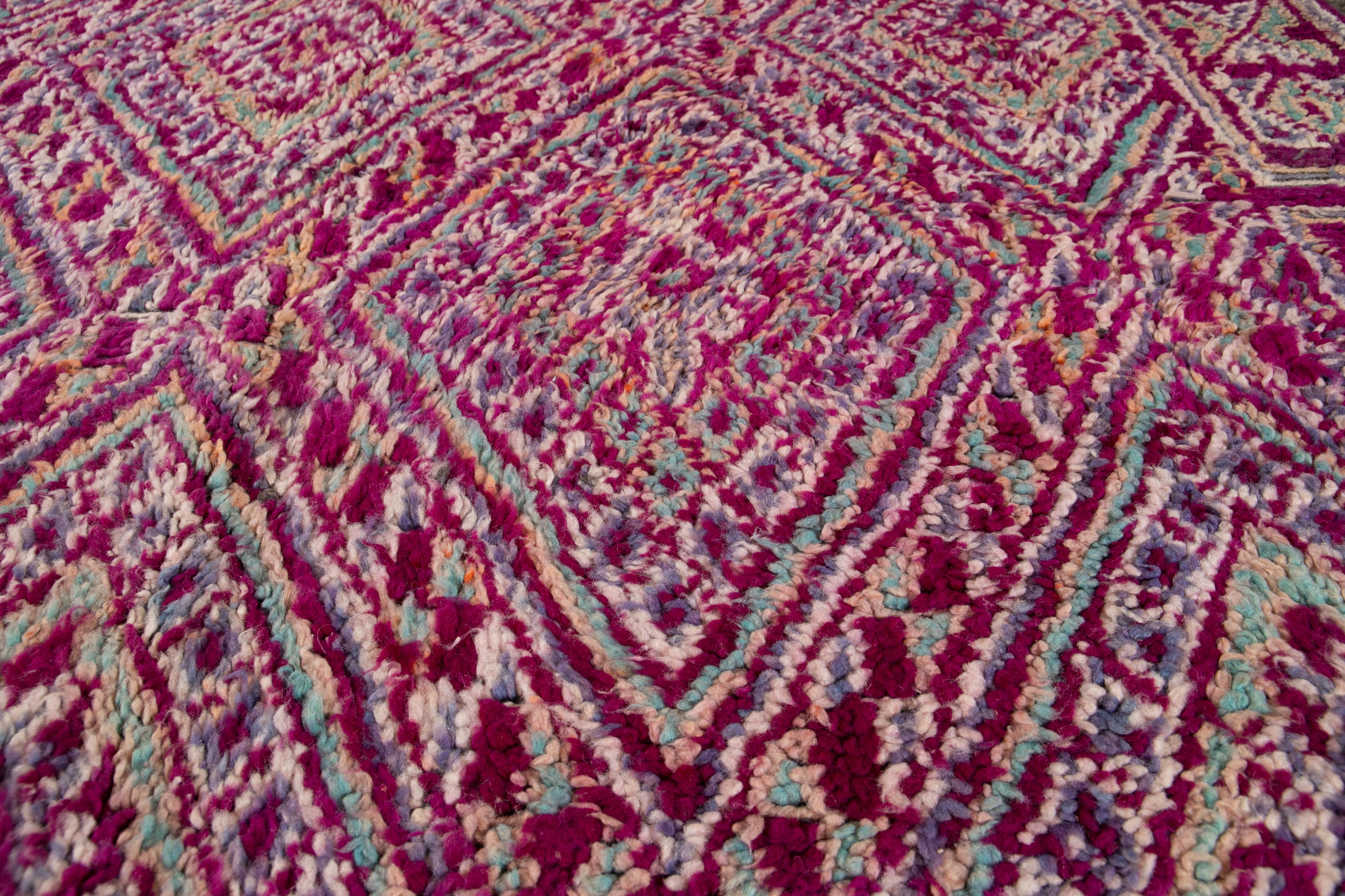 Tapis en laine tribale marocaine violet foncé du milieu du 20e siècle en vente 5