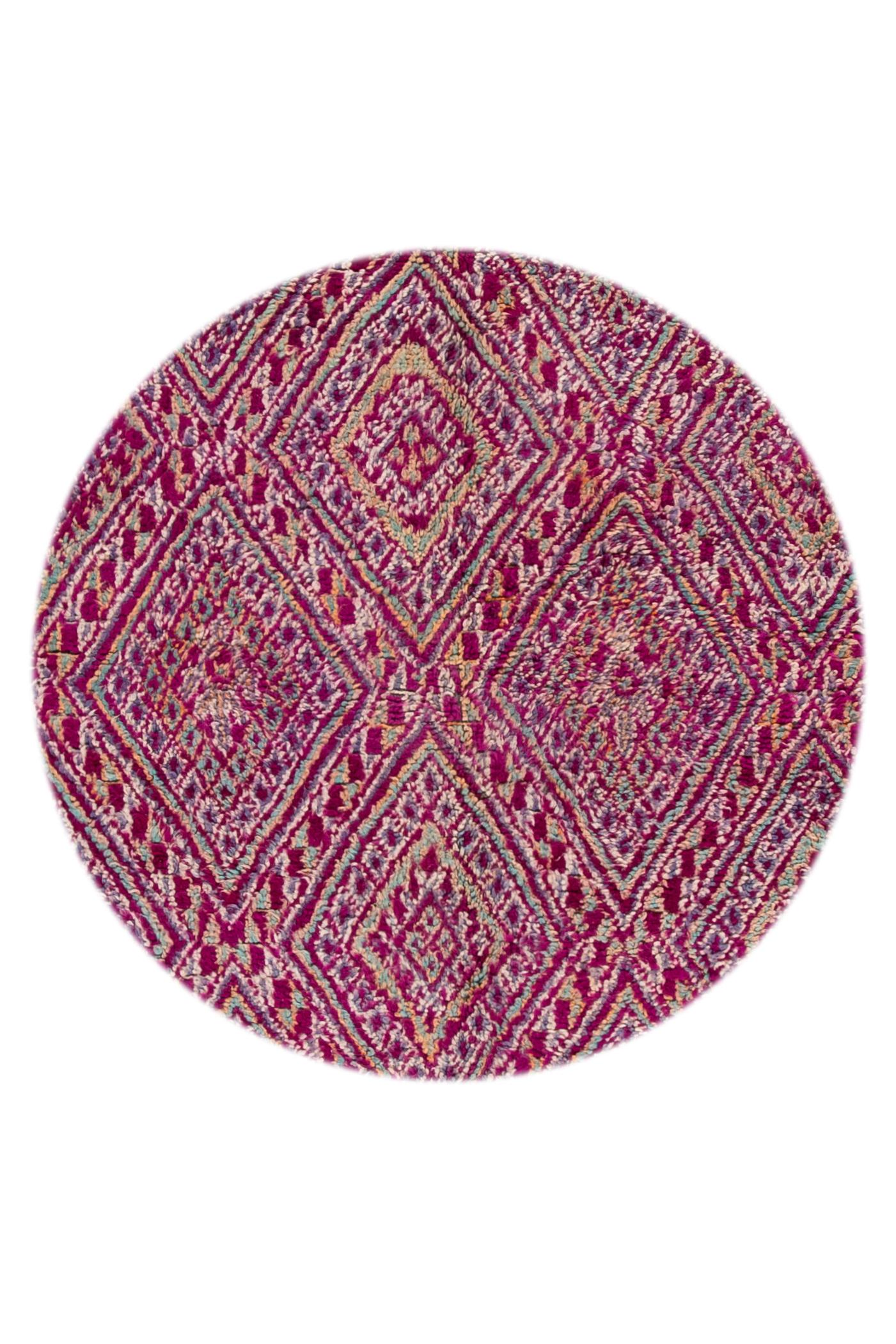 Magnifique tapis vintage en laine nouée à la main. Ce tapis présente un champ violet avec des accents tribaux multicolores. 

Ce tapis mesure 6'10