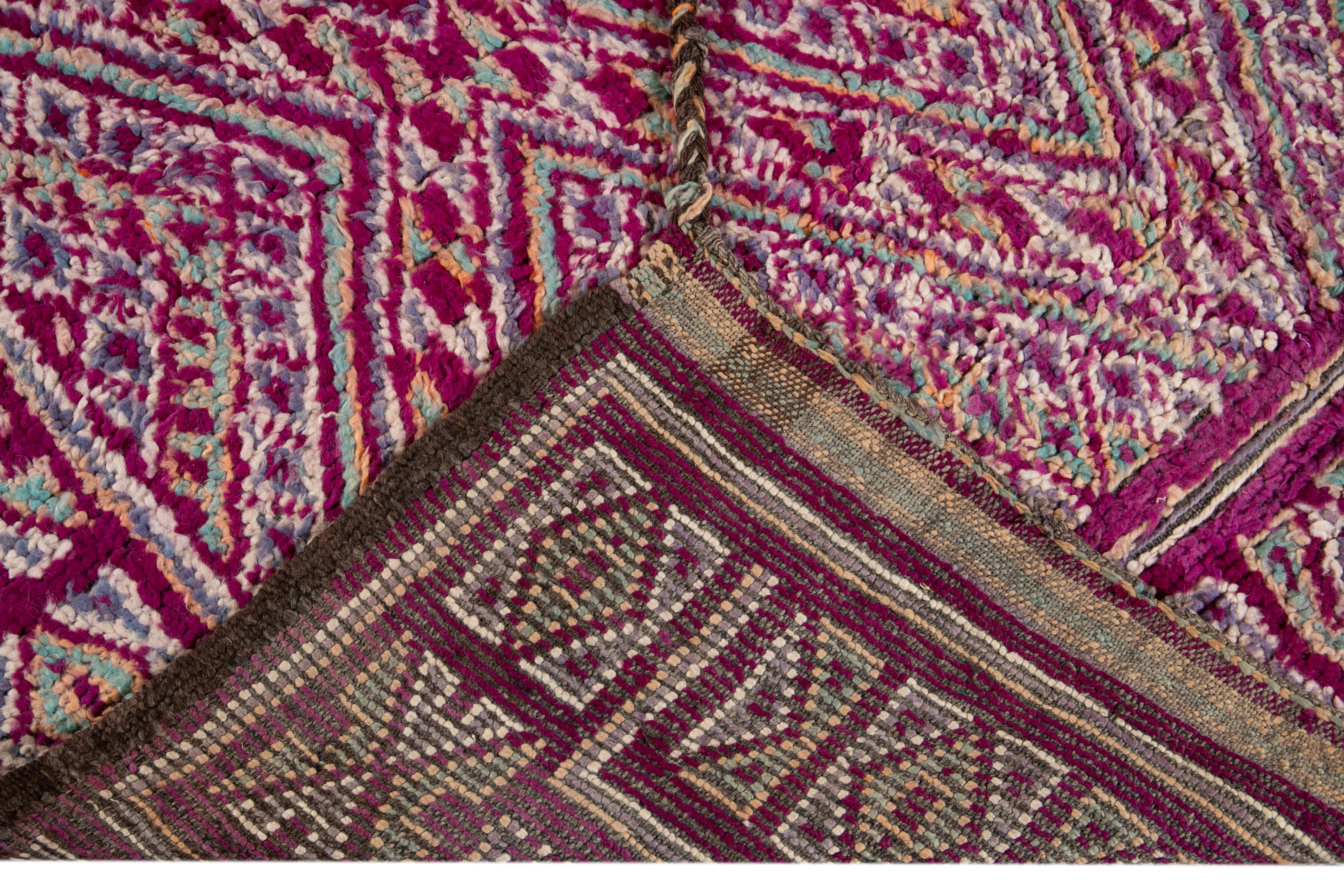 Tribal Tapis en laine tribale marocaine violet foncé du milieu du 20e siècle en vente