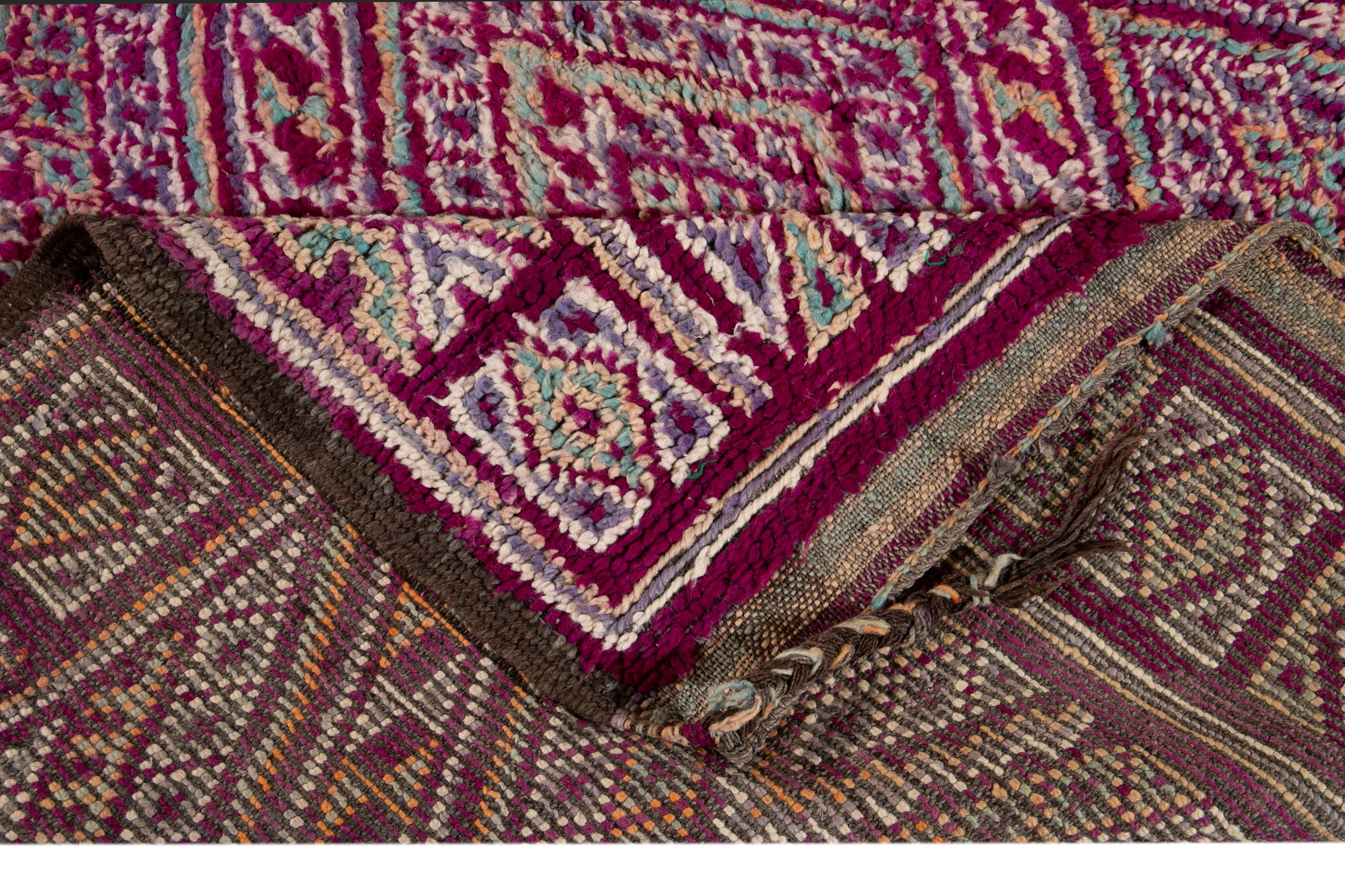 Marocain Tapis en laine tribale marocaine violet foncé du milieu du 20e siècle en vente