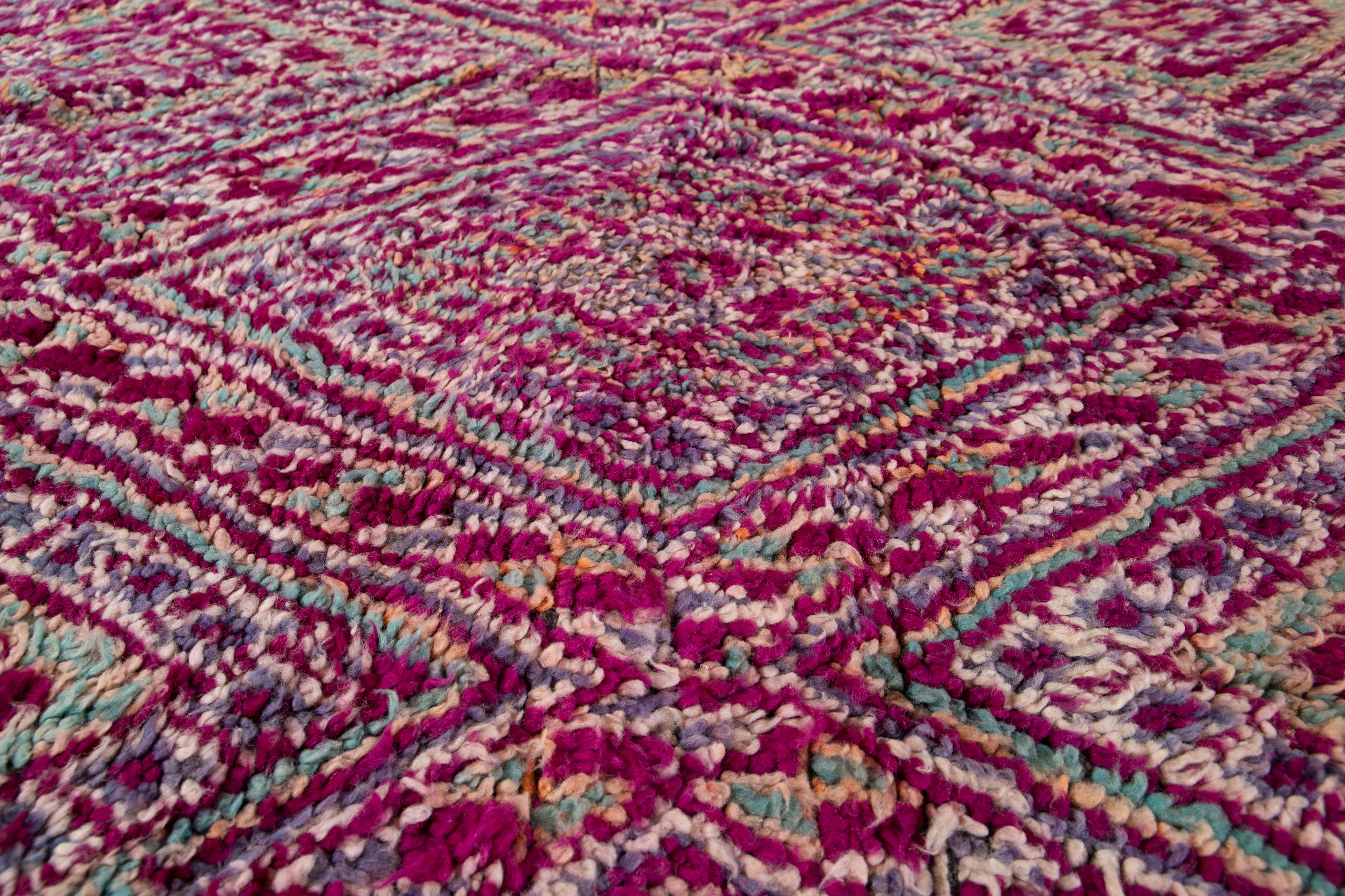 Tapis en laine tribale marocaine violet foncé du milieu du 20e siècle en vente 1