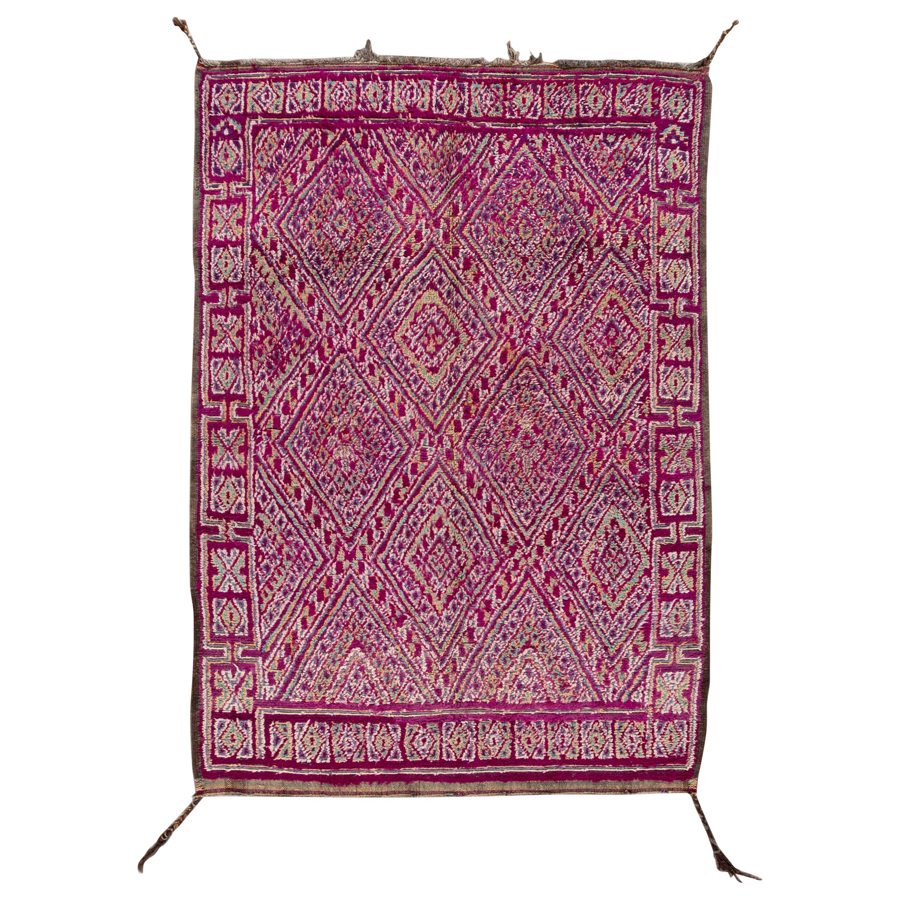Tapis en laine tribale marocaine violet foncé du milieu du 20e siècle