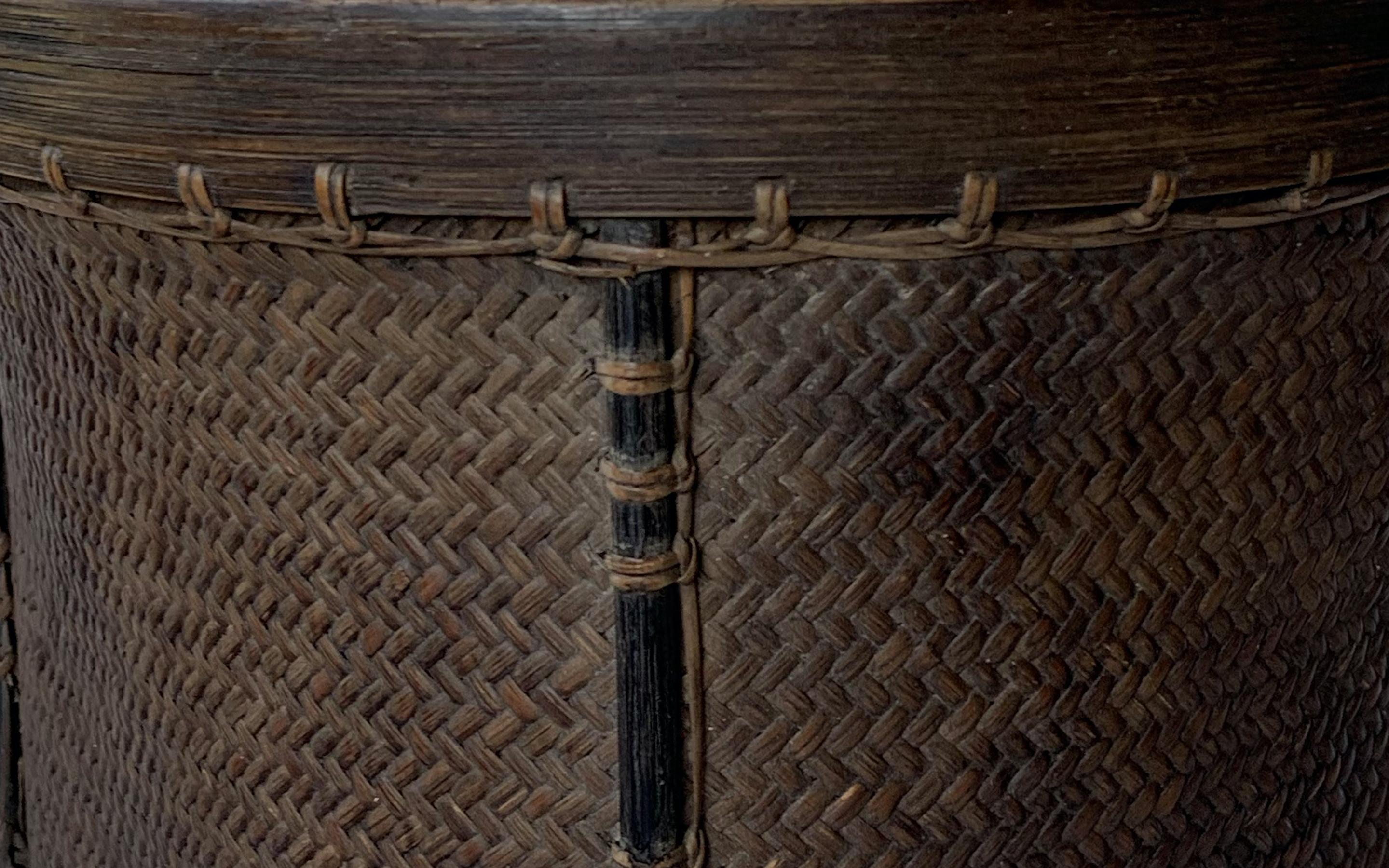 Rattan Basket Dayak Tribe Hand-Woven from Kalimantan, Borneo, Mid 20th Century In Good Condition For Sale In Jimbaran, Bali