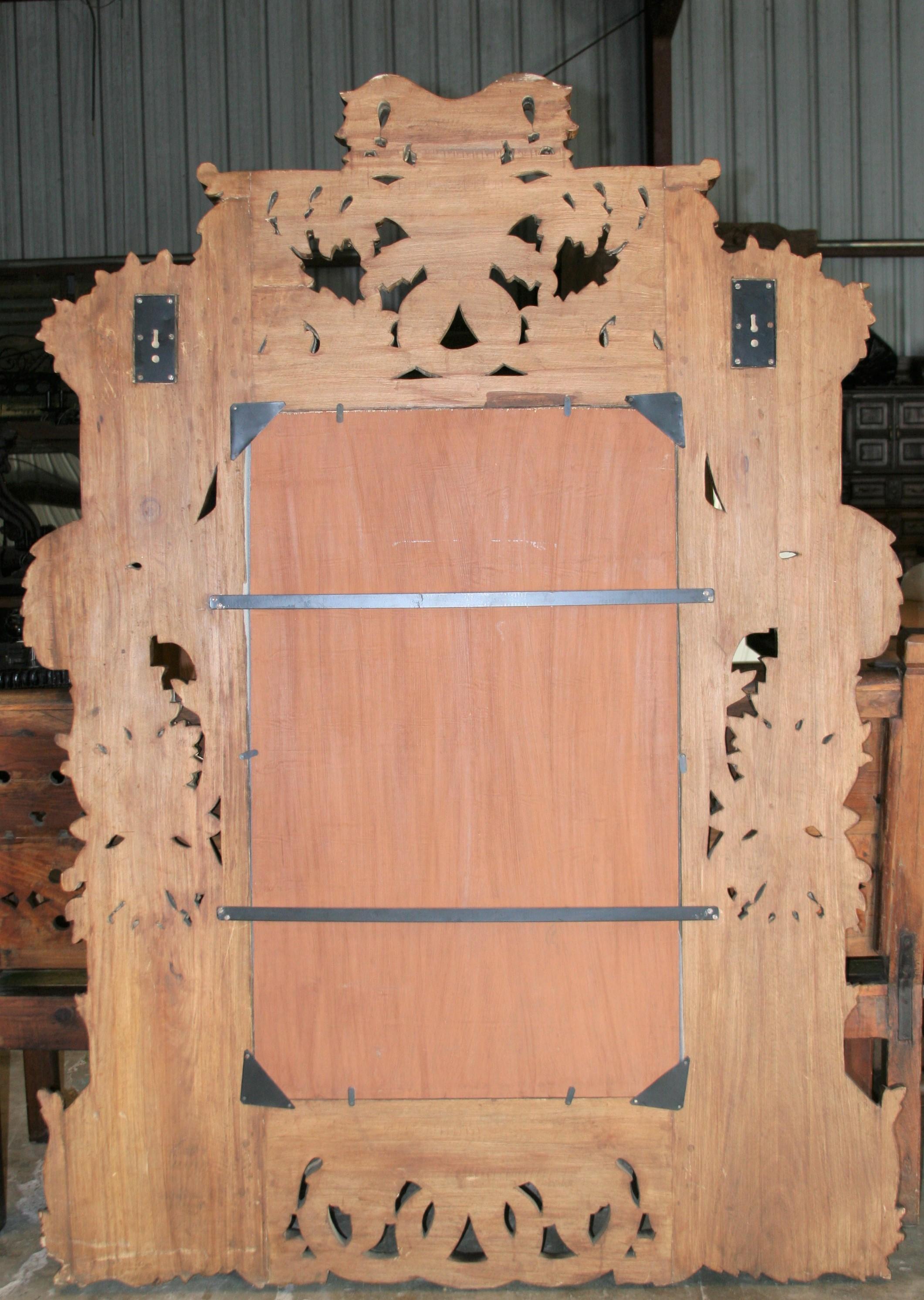 Mid-20th Century Dazzling Hand Carved Hard Sheesham Wood Mirror For Sale 3