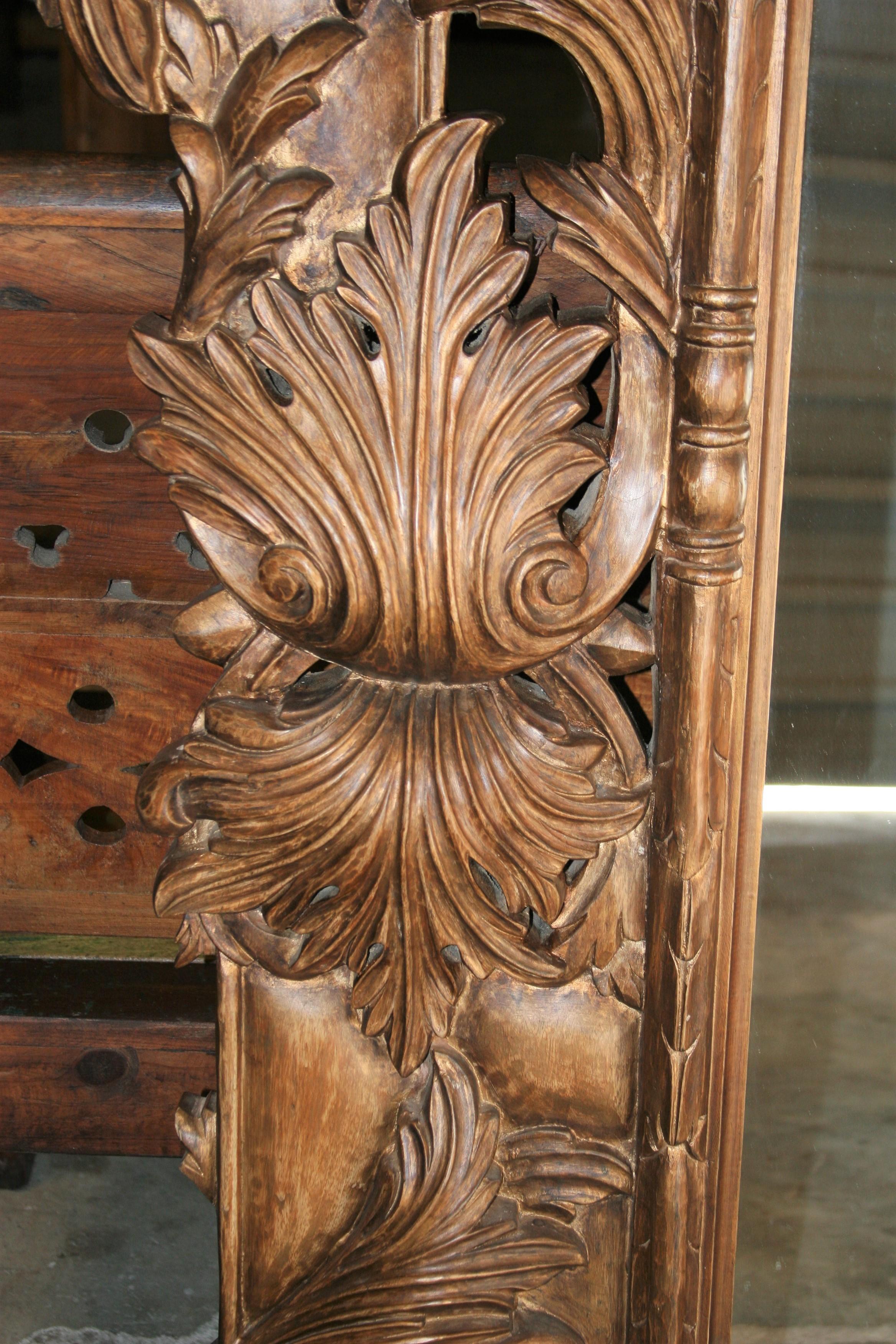 Mid-20th Century Dazzling Hand Carved Hard Sheesham Wood Mirror In Good Condition For Sale In Houston, TX
