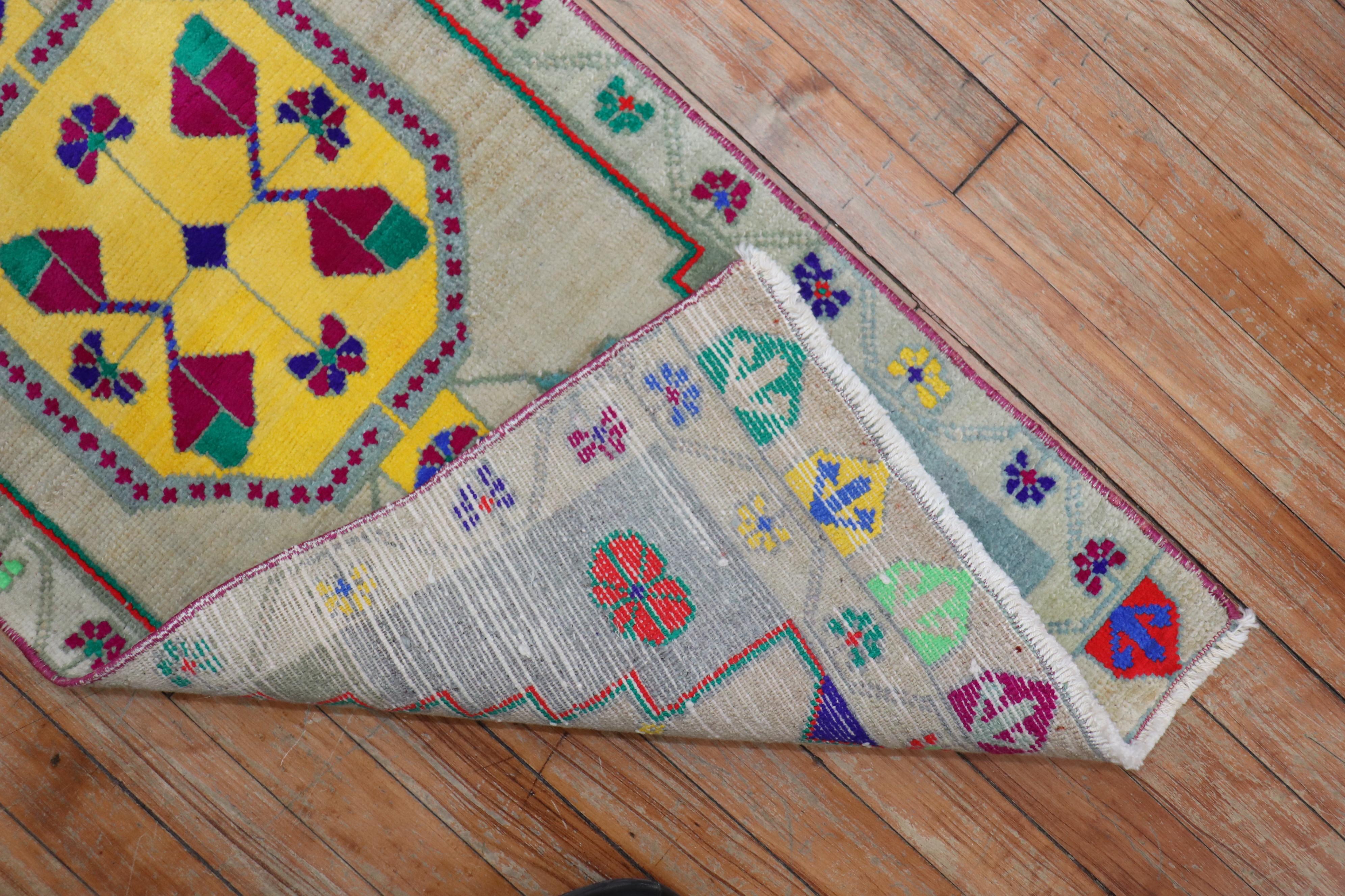 Turc Tapis turc d'Anatolie éblouissant du milieu du 20e siècle, taille tapis en vente