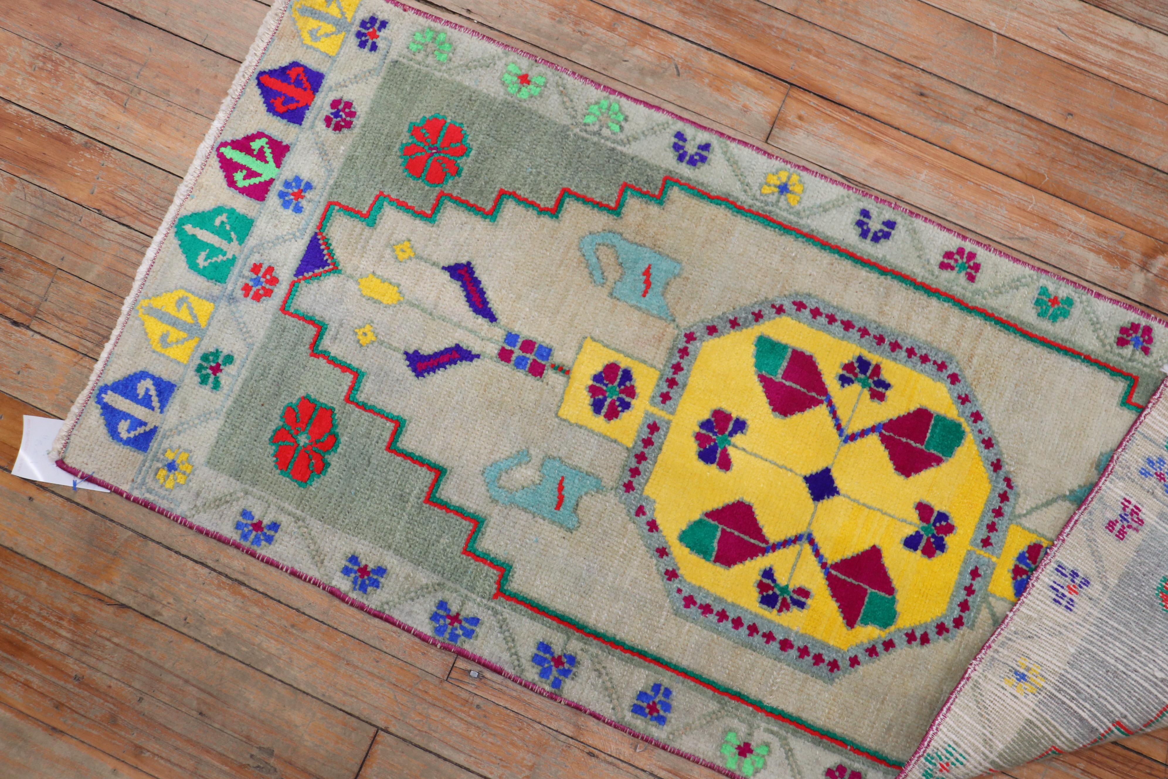 Tissé à la main Tapis turc d'Anatolie éblouissant du milieu du 20e siècle, taille tapis en vente