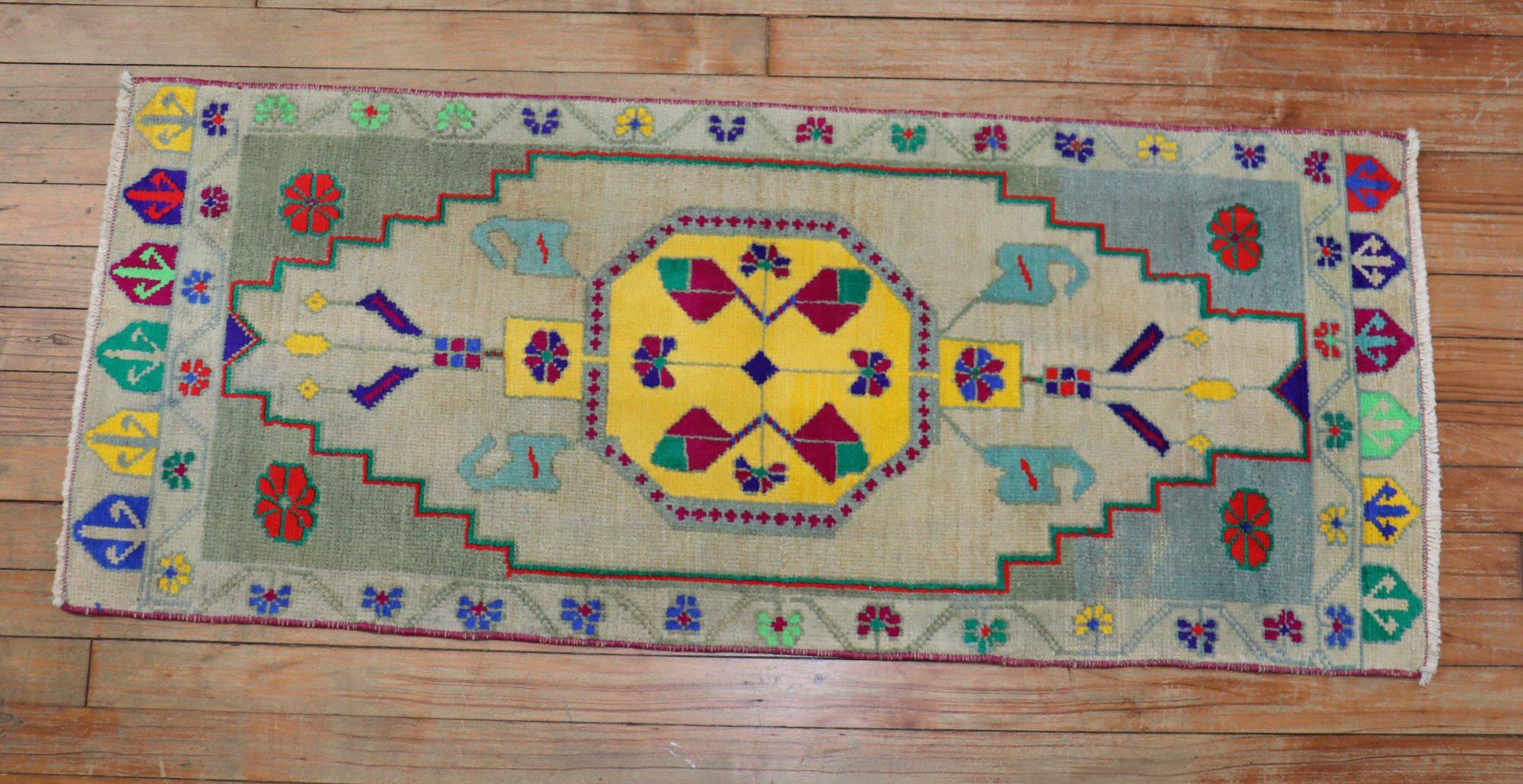 Mid-20th Century Dazzling Turkish Anatolian Mat Size Rug For Sale 2