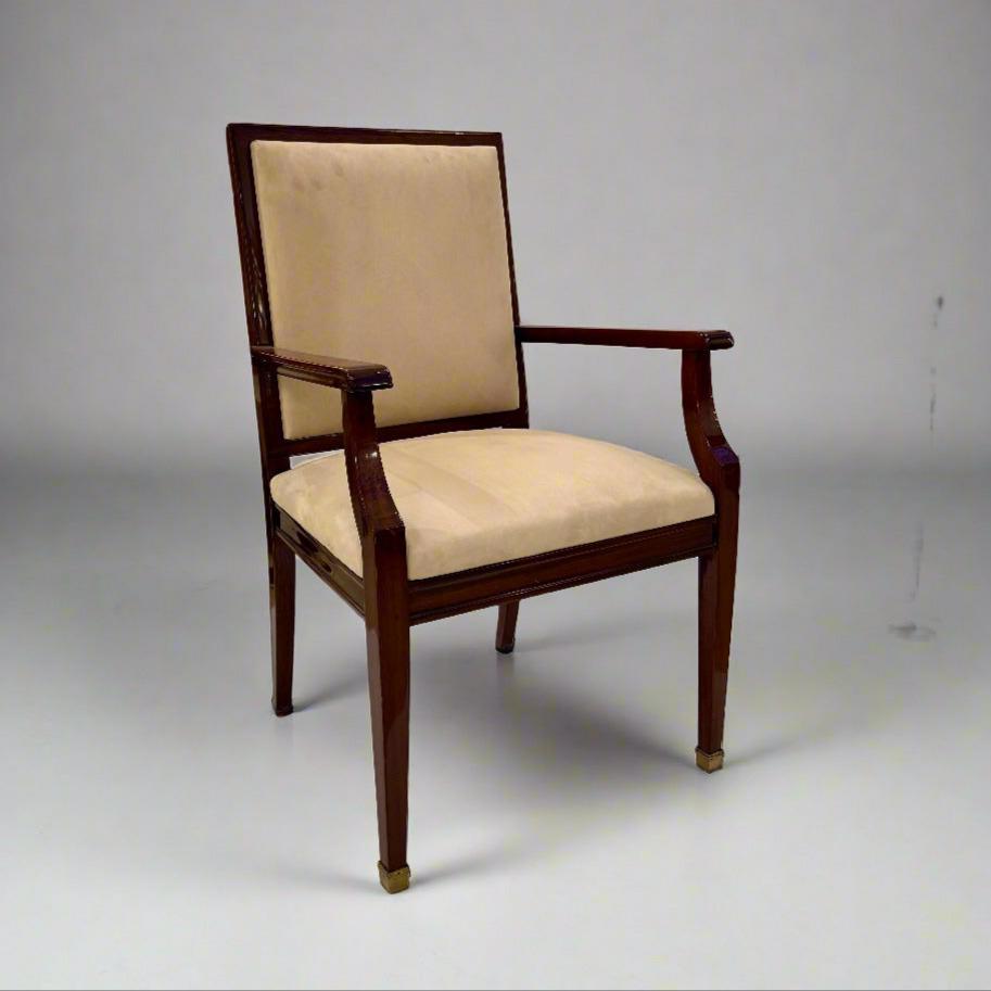 Fauteuil d'époque Art déco conçu par De Coene Frères en Belgique vers 1930. Beau bois dur avec sabots en bronze patiné. 
