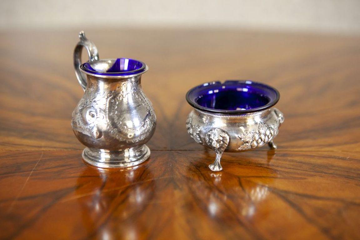 Anglais Ensemble de plats décoratifs du milieu du 20e siècle en argent plaqué avec des accents bleus en vente