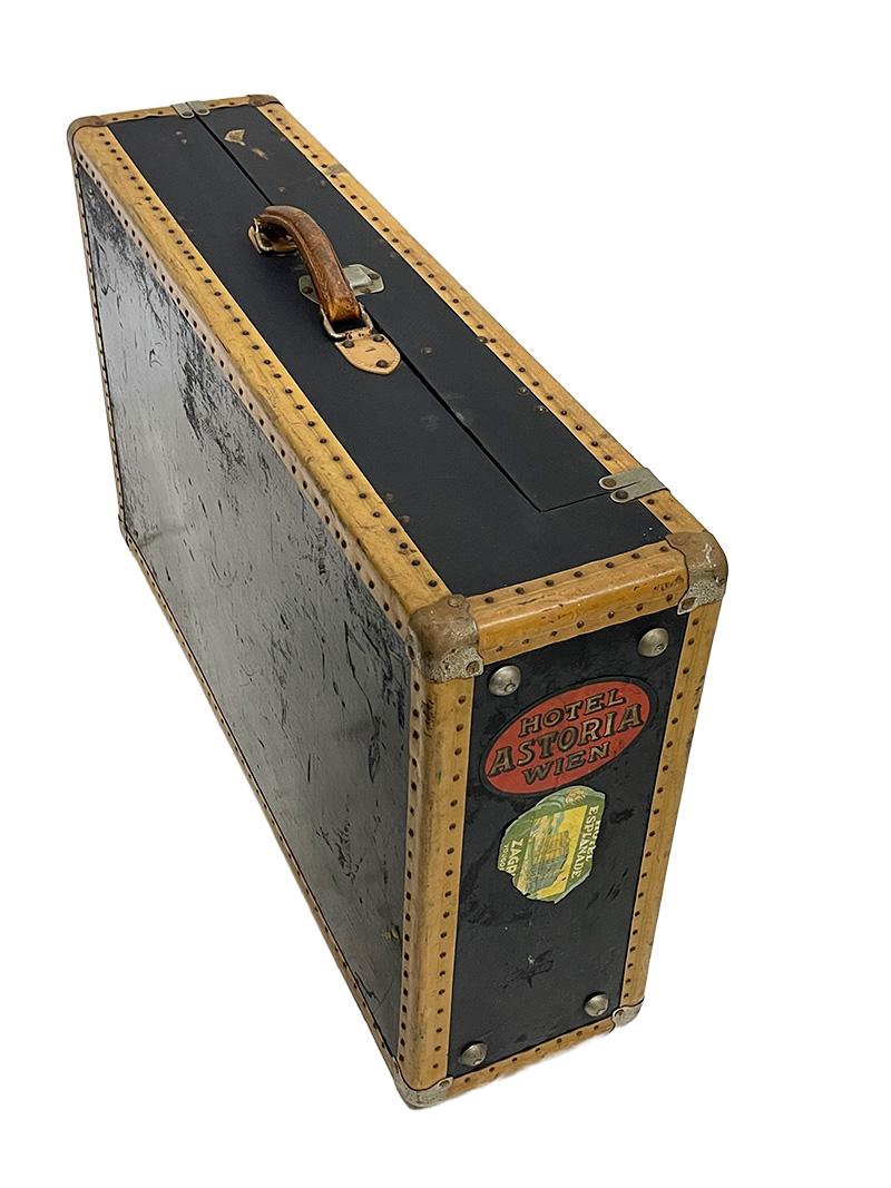 Mid-20th Century Decorative German Suitcase Set For Sale 6