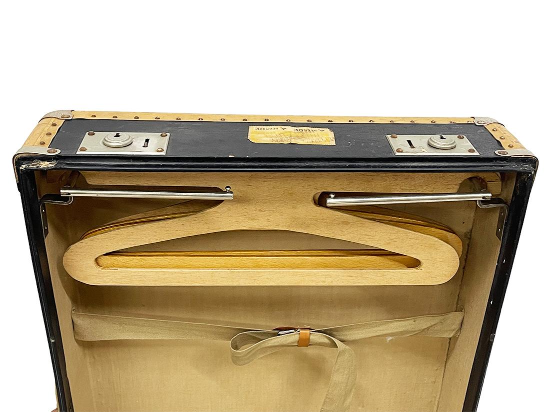 Mid-20th Century Decorative German Suitcase Set For Sale 7